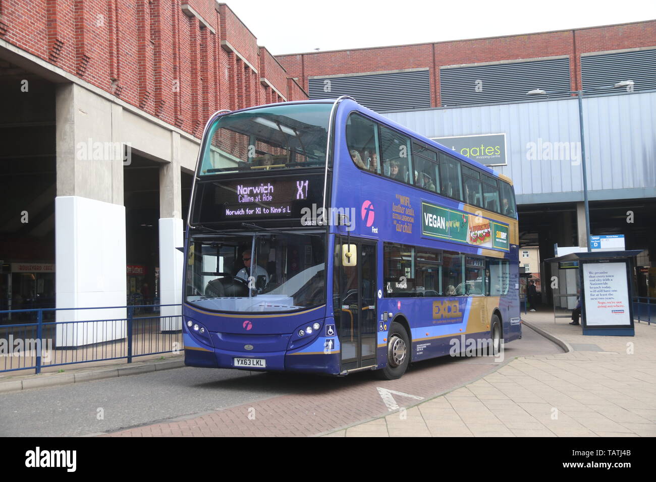 Eine ADL ALEXANDER DENNIS ENVIRO 400 DOPPELDECKER BUS MIT ERSTEN östlichen Grafschaften in Great Yarmouth Stockfoto