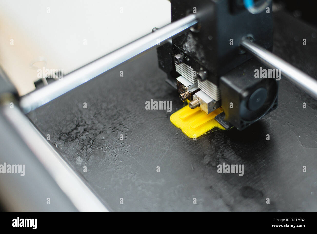 Druckvorgang physischen Kunststoff Modell auf Automatische 3D Drucker die Maschine. Additive Technologien, 3D-Druck und Prototyping Industrie Konzept Stockfoto