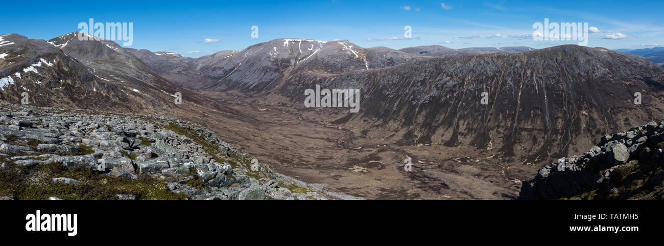 Lairig Ghru aus Sicht der Teufel mit Cairn Toul auf der Linken, Ben Macdui in der Mitte und Carn eine Mhaim auf der rechten Seite, Cairngorm Mountains, Schottland Stockfoto