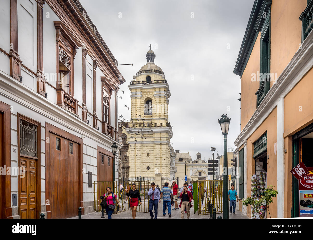 Lima Peru - 29. April 2019 - Besucher wandern in und out auf der Straße in der Nähe der Kathedrale von Lima Stockfoto