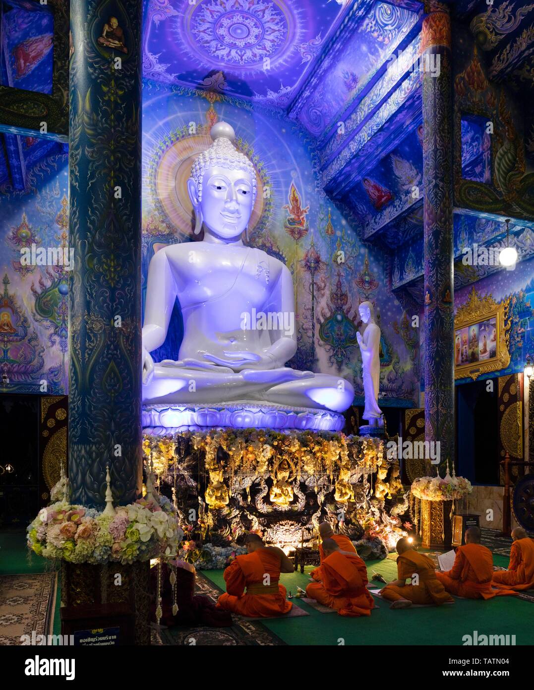 Mönche vor der blauen Buddha von Wat Rong Seur 10, Blau Tempel, Chiang Rai, Nordthailand, Thailand Stockfoto