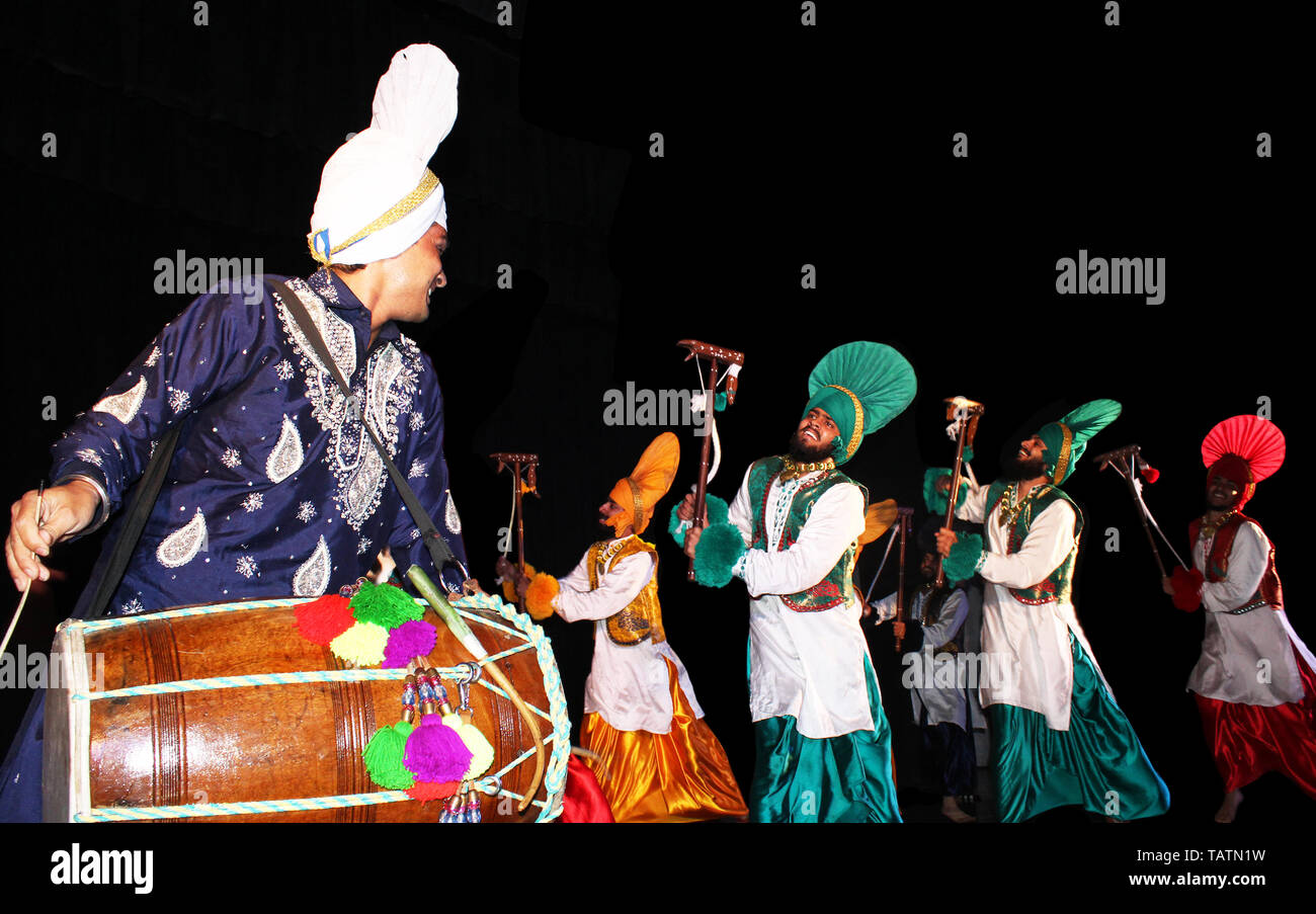 Traditionelle Punjabi Tanz auf der Bühne - Leistung Stockfoto