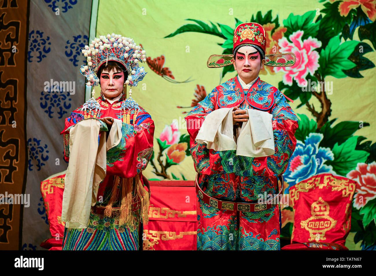 Chinesische Oper Schauspieler und Schauspielerin mit voller Make-up Stockfoto