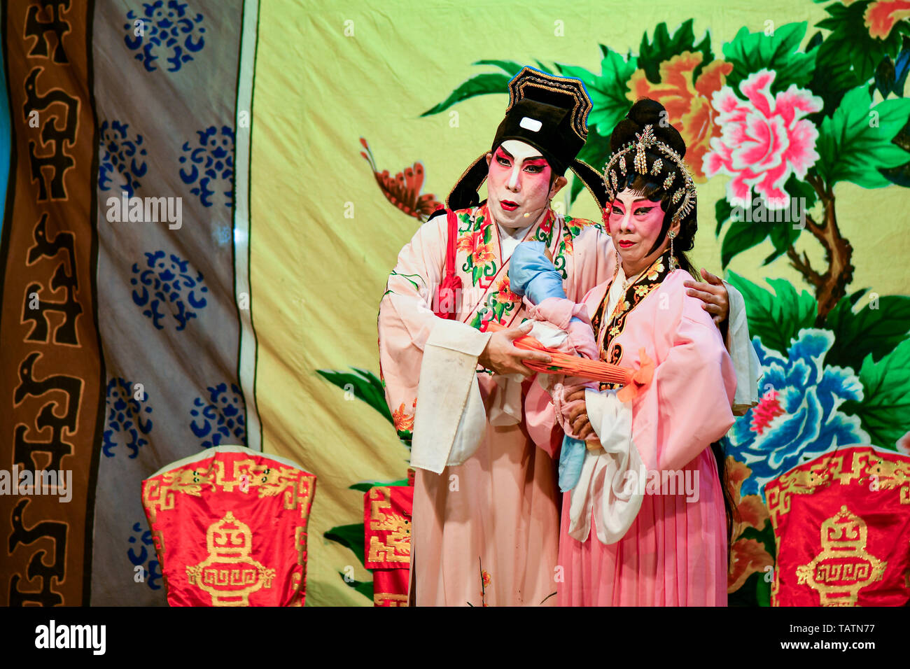 Chinesische Oper Schauspieler und Schauspielerin mit voller Make-up Stockfoto
