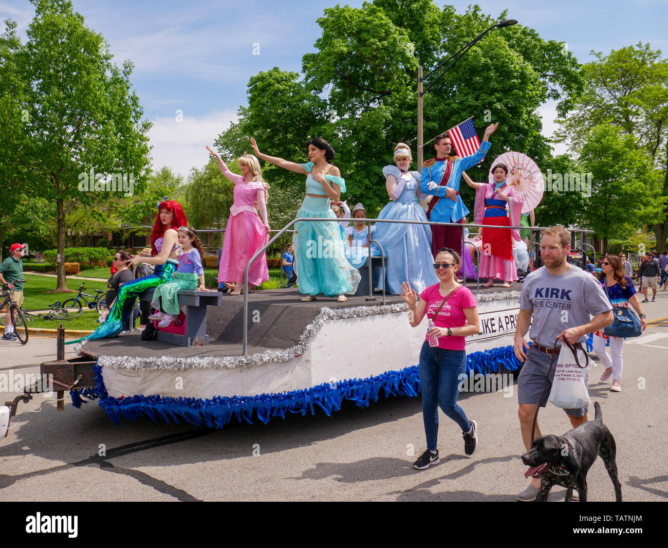 River Forest, Illinois, USA. 28 Mai, 2019. Ein Schwimmer der Darstellungen von Disney Prinzessinnen auf der heutigen Memorial Day Parade in diesem Vorort westlich von Chicago. Stockfoto