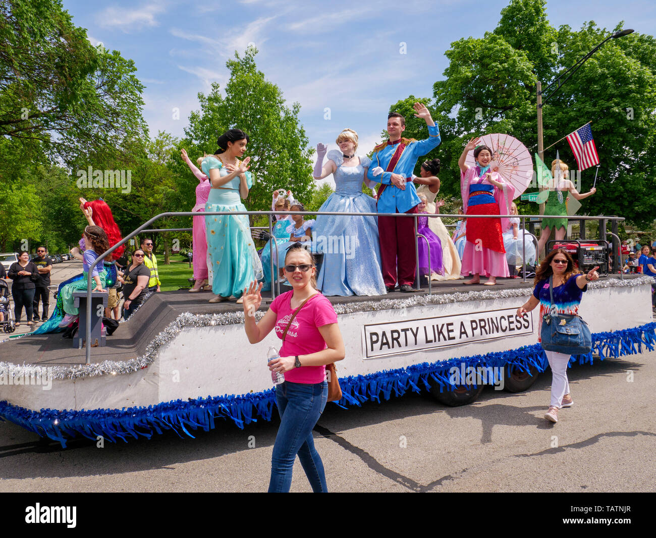 River Forest, Illinois, USA. 28 Mai, 2019. Ein Schwimmer der Darstellungen von Disney Prinzessinnen auf der heutigen Memorial Day Parade in diesem Vorort westlich von Chicago. Stockfoto