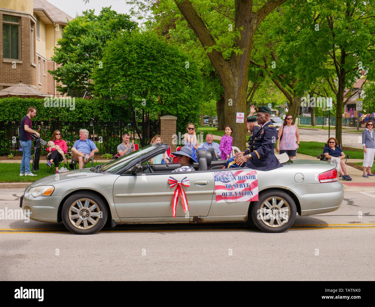 River Forest, Illinois, USA. 28 Mai, 2019. Military Veterans Fahrt in einem Chrysler Cabrio bei der heutigen Memorial Day Parade. Stockfoto