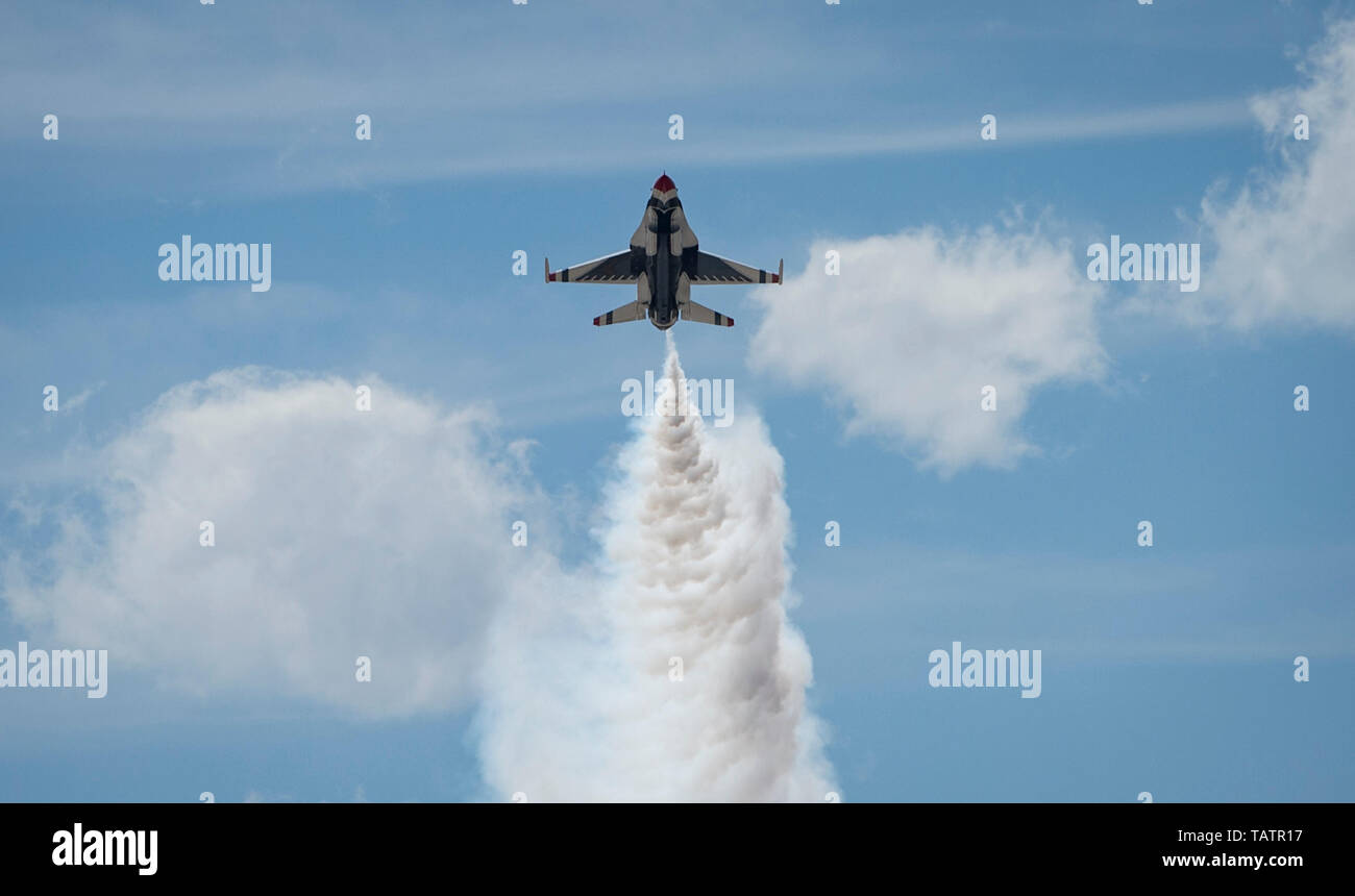 Die United States Air Force Demonstration Squadron 'Thunderbirds' bei der Kirtland Air und Space Fiesta, Nm., 17. Mai 2019 durchführen. Mehr als 25 Karriere Felder bilden die Thunderbirds Team. (U.S. Air Force Foto von älteren Flieger Andrew D. Sarver) Stockfoto