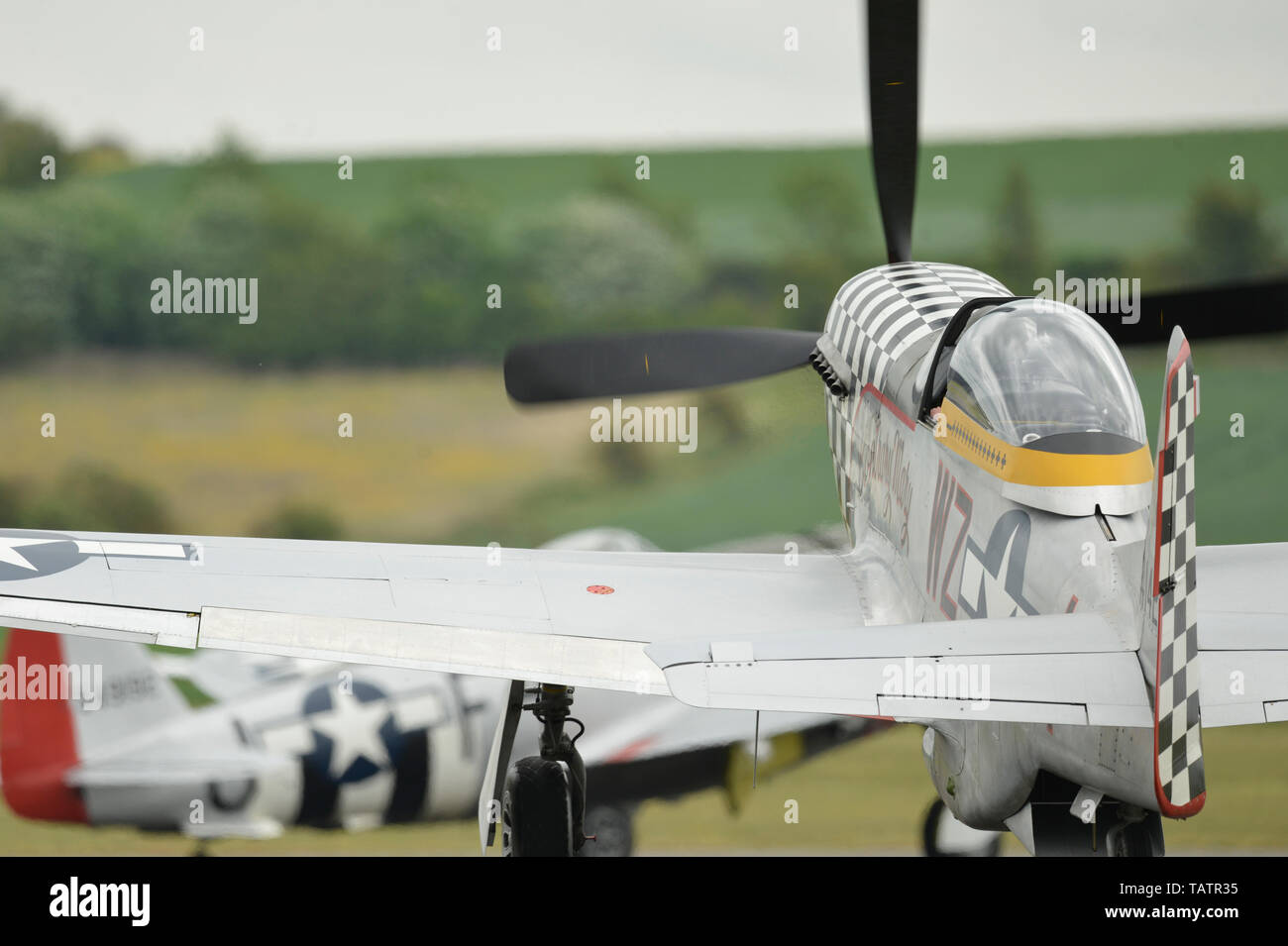 TF-51 D Mustang "Maria" und Republic P-47D Thunderbolt 'Nellie' zur Startbahn rollen während der Duxford Air Festival im Imperial War Museum Duxford, England, 26. Mai 2019. Einer der besten Kämpfer der Alliierten des Zweiten Weltkriegs, "Maria" in der gleichen schwarzen und weißen Schachbrett-Fliesen wie Markierungen benennenden U.S. Army Air Forces Mustangs in der Royal Air Force Duxford 1944 stationiert gemalt wird. (U.S. Air Force Foto von Master Sgt. Eric Burks) Stockfoto