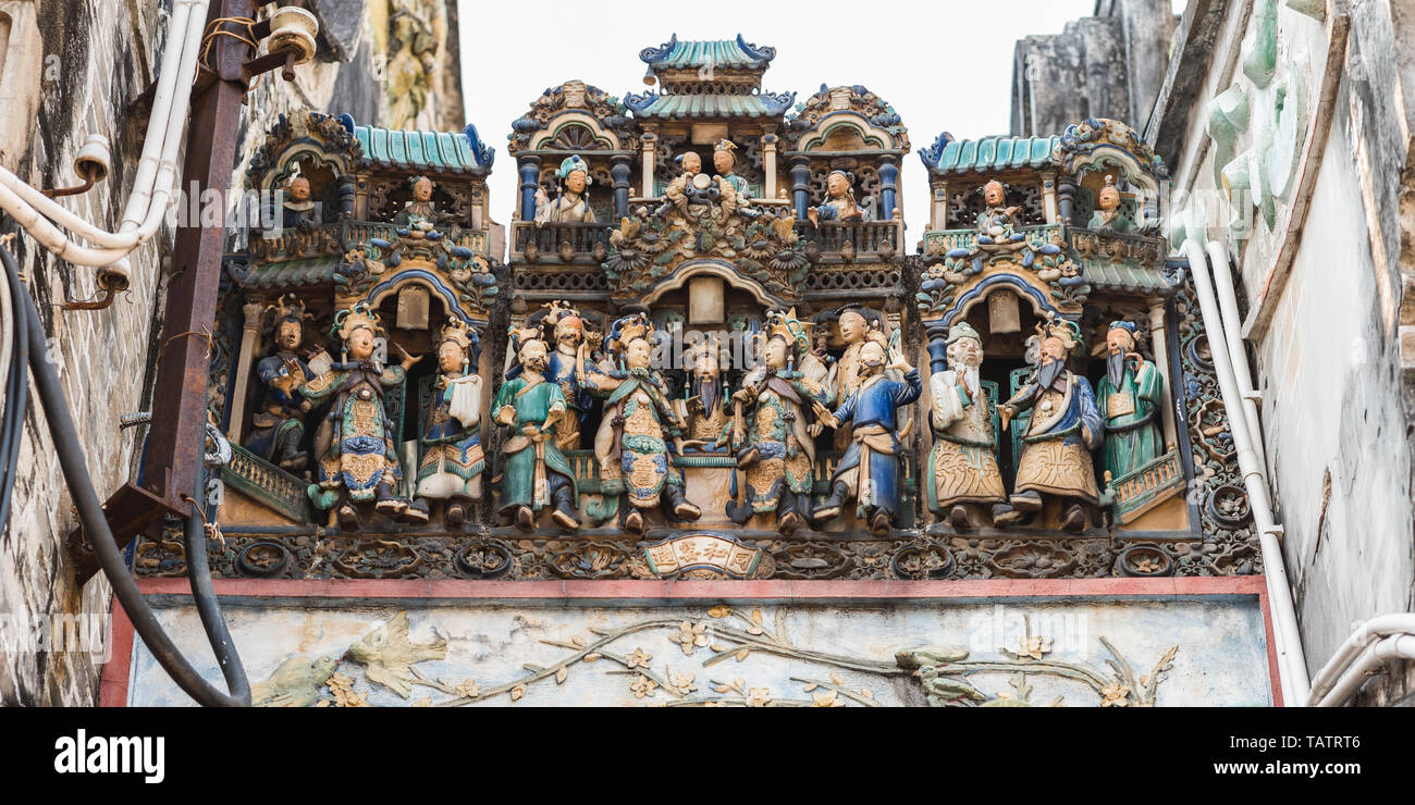 Zusammensetzung der Figuren mit einem überfüllten Stadt Szene auf dem Dach der Thien Hau Tempel (in c 1760 errichtet). Cho Lon, Ho Chi Minh City, Vietnam. Stockfoto