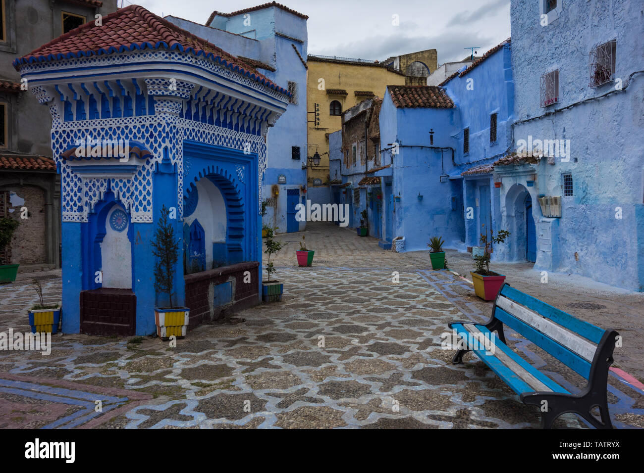 Traditionelle marokkanische architektonischen Details auf einem Platz mit Wasser gut in die Blaue Stadt, Chefchaouen, Marokko Stockfoto