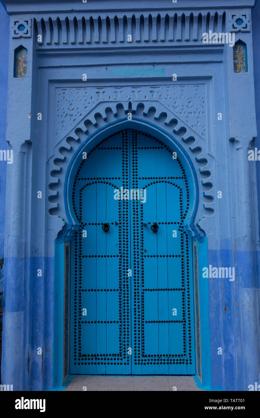 Traditionelle marokkanische Holztür als architektonisches Detail in den Straßen der Blauen Stadt, Chefchaouen, Marokko Stockfoto