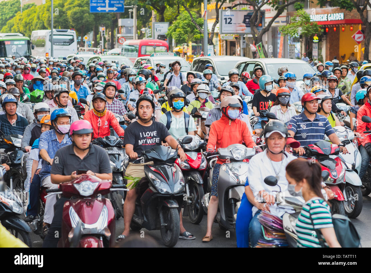 Ho Chi Minh City, Vietnam - April 09, 2019: eine Masse an Motorrädern warten, bis die Ampel an der belebten Kreuzung während der Rush Hour. Stockfoto