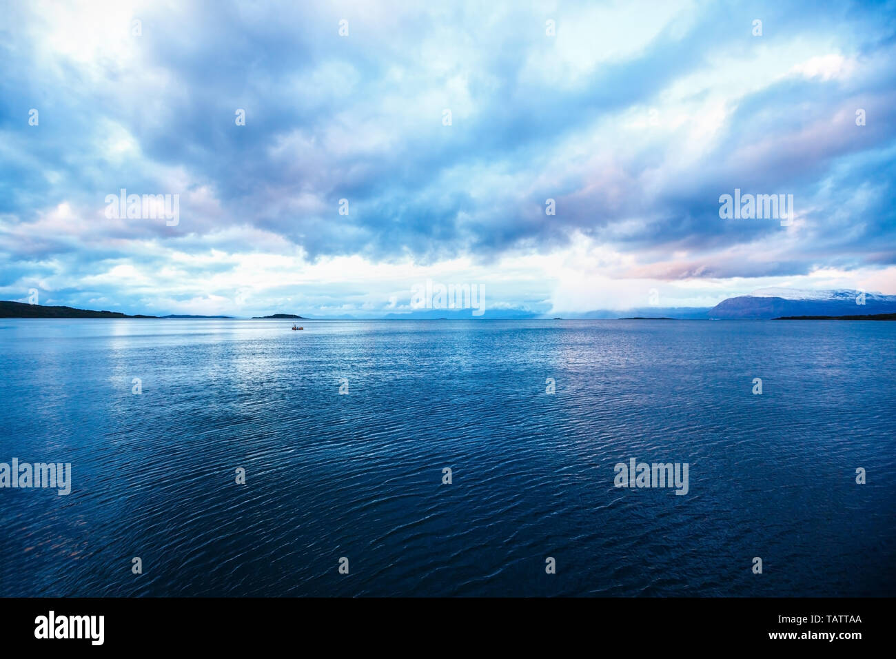 Landschaft mit Meer und Wolken in der Mitternacht von Polar Tag in Harstad, Norwegen. Stockfoto