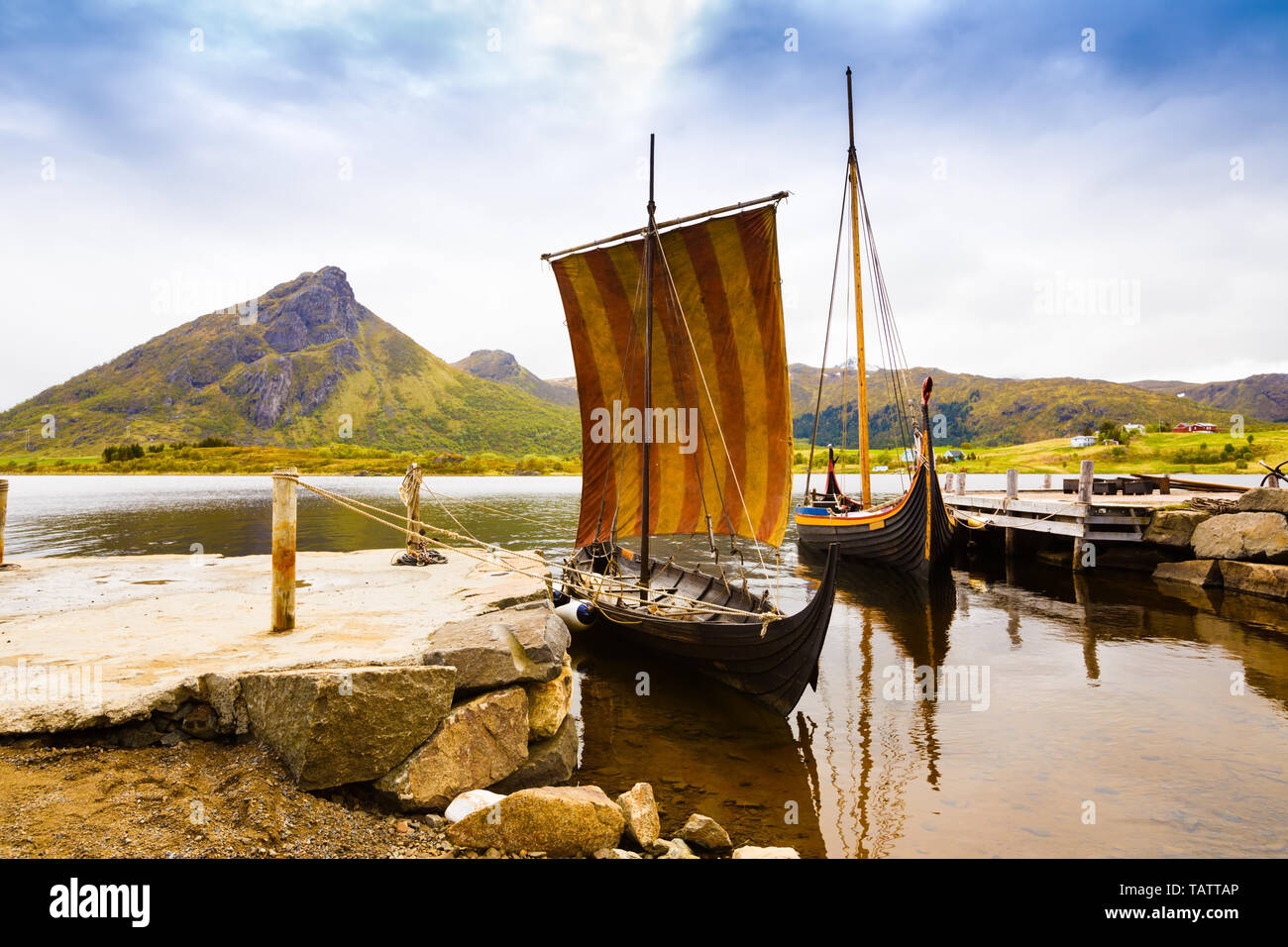 Landschaft mit Viking Boote im Village, kleinen Hafen, die Berge und den Fjord auf den Lofoten Inseln, Norwegen. Stockfoto