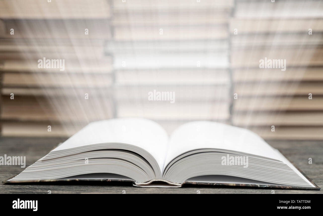 Buchen Sie Seiten Licht emittieren. Symbol der Weisheit, Wissen und Lernen. Stockfoto