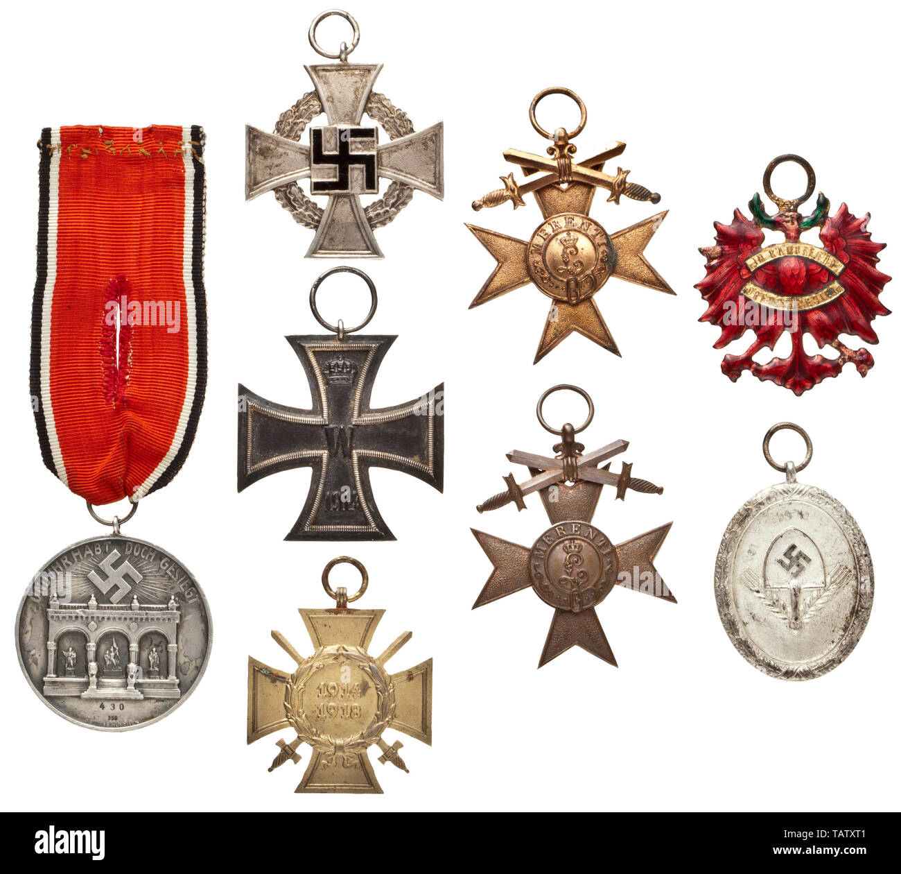 Ehrenmitglieder Unterscheidung im Speicher vom 9. November 1923 (Blut) des Bund Oberland Kompaniekommandant Max Volkhart, Silber geprägte Medaille der erste Award Serie mit der Signatur des Stempels Cutter "J. FUESS MÜNCHEN', Kennzeichen '990' und der geprägte Nummer '430' der Träger Max Volkhart. Auf der ursprünglichen genäht Band zur Befestigung an der rechten Brusttasche. Mit dem Zweiten Weltkrieg Unterscheidungen (Eisernes Kreuz II und zwei Aufträge für militärische Verdienste), der Adler der Tiroler Angriff Platoon des Freikorps Oberland, die Ehre Kreuz 1934 Kämpfer und ein Rad se, Editorial-Use ausgezeichnet - Nur Stockfoto