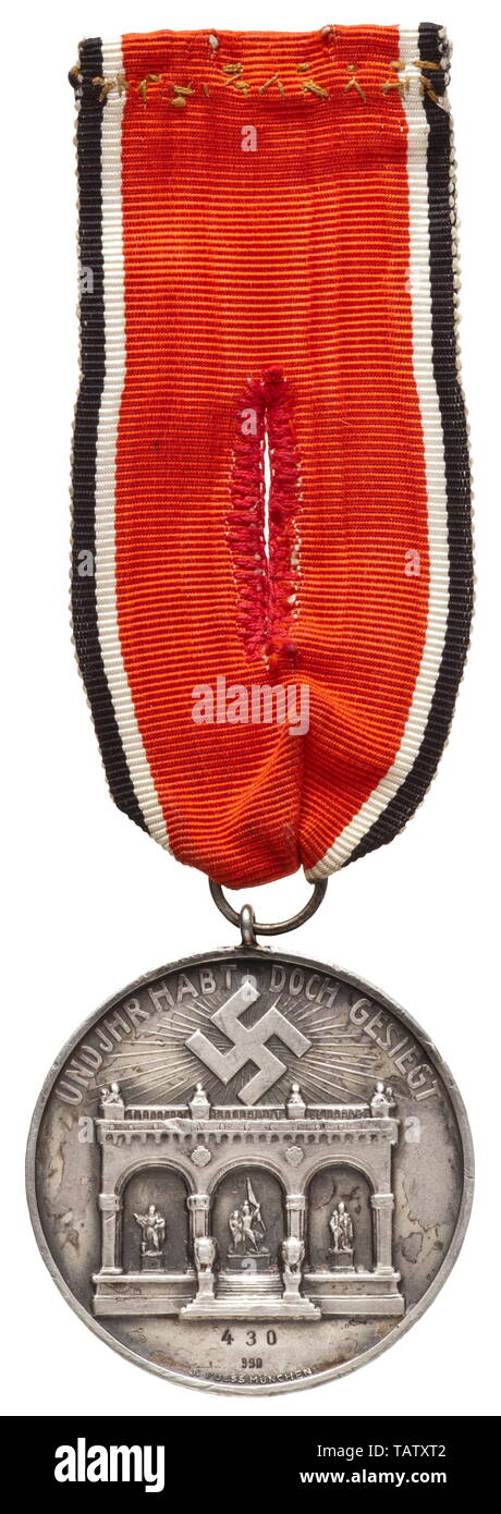 Ehrenmitglieder Unterscheidung im Speicher vom 9. November 1923 (Blut) des Bund Oberland Kompaniekommandant Max Volkhart, Silber geprägte Medaille der erste Award Serie mit der Signatur des Stempels Cutter "J. FUESS MÜNCHEN', Kennzeichen '990' und der geprägte Nummer '430' der Träger Max Volkhart. Auf der ursprünglichen genäht Band zur Befestigung an der rechten Brusttasche. Mit dem Zweiten Weltkrieg Unterscheidungen (Eisernes Kreuz II und zwei Aufträge für militärische Verdienste), der Adler der Tiroler Angriff Platoon des Freikorps Oberland, die Ehre Kreuz 1934 Kämpfer und ein Rad se, Editorial-Use ausgezeichnet - Nur Stockfoto