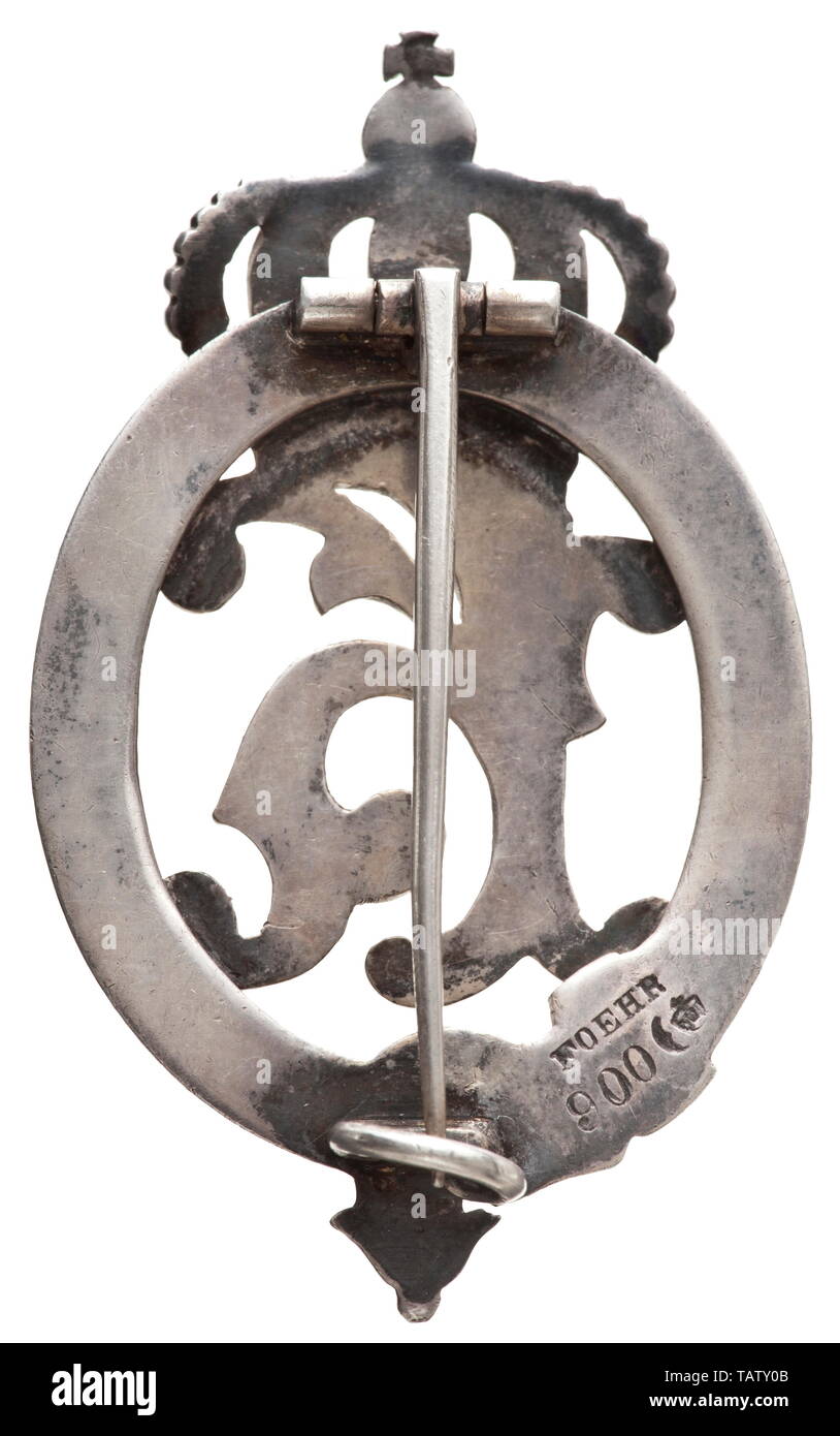 Eine silberne Gedenkmünze Dekoration" eine des verewigten Königs Karl Majestät" (Tr. "Der Erinnerung an seine unsterblichen Majestät König Karl') - der Adjutant Abzeichen die Abzeichen in Silber mit dem gekrönten Royal cypher von König Karl in massivem Silber in der Form eines Riemens auf die ovale Inschrift Ring, mit dem Datum des Todes" 6 eingraviert. Octb. 1891'. Auf der Rückseite, die Brosche pin und Maker's Mark "FOEHR", zusammen mit dem Deutschen Reich Markenzeichen für Silber (Krone und Crescent) in '900' Feinheit. In diesem Beispiel ist der erste verifizierte Variante der 2. Klasse, der diese "Adjutant", Additional-Rights - Clearance-Info - Not-Available Stockfoto