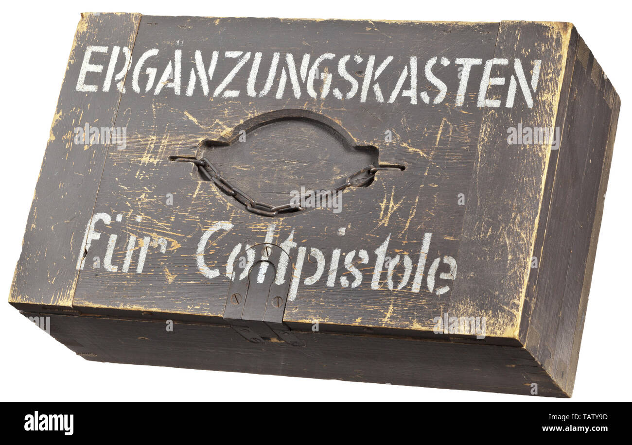 Eine Supply Box für automatische Pistole M/1914 ('Colt Kongsberg') der Wehrmacht, Massive Holzkiste im Feld - Grau, Abmessungen 35 x 21 x 12 cm, am Deckel in Weiß' ERGÄNZUNGSKASTEN für Coltpistole' Schablone, mit zwei hölzernen Intarsien aus insgesamt 20 Abschnitten, box Sockel enthält auch Ersatzteile. Innenseite Deckel in Maschinenschrift' Inhaltsverzeichnis zum ergänzungskasten für 11,25 m Pistole (Colt)" mit insgesamt 48 Einträge. Ersatzteile nicht auf Quantität und Vollständigkeit, Verlust. Die sechs Fässer fehlt. Eingeschlossen sind zwei akzeptanzzeichen Briefmarken nicht im Inhaltsverzeichnis aufgeführt: 1 x, Editorial-Use - Nur Stockfoto
