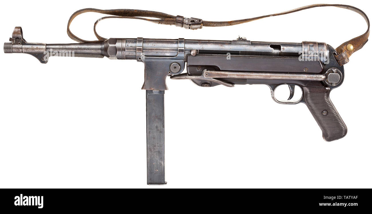 Eine original Maschine Pistole Mod. 40 (MP40), 1. Ausgabe, Code "Ayf 41', Cal. 9 mm Parabellum, nein. 6369 C. Übereinstimmende Nummern mit Ausnahme der beckenendlage. Helle Bohrung. 32-Schuss. Schauglas mit einem Deckel fest, skaliert, 100 - 200. Erste Ausgabe: glatte Zeitschrift gut, hooked Schraube. Mit dem Vermerk "P40/ayf/41" auf dem Gehäuse, 1941 Serie von Erma, Erfurt. Annahme Mark Adler/WaA280 mit weitere Markierungen durch den Lieferanten. Original Finish mit Gebrauchsspuren, teilweise fleckig und patiniert. Lager und Griffschalen aus dunkel braunem Bakelit. Original Armband. C, Additional-Rights - Clearance-Info - Not-Available Stockfoto