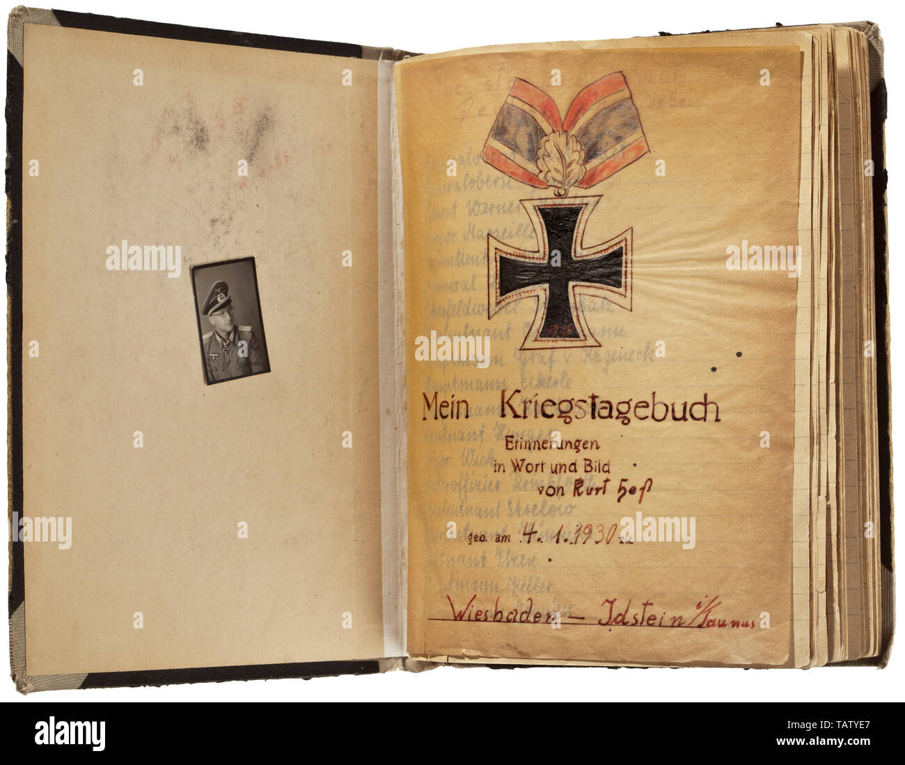 Ein Album mit Fotos/Porträts von Knight's Cross Gewinner, meist mit Widmung oder original Unterschriften, teilweise mit Untertiteln, mit ca. 70 gesteckt oder geklebt - in Fotografien und Postkarten von vielen hoch dekoriert der Wehrmacht aus allen Branchen Service. Meist von der Größe 9 x 13 cm, mit Autogramm oder Original Signatur in Tinte, einige mit gestempelten Signatur. Teilweise eingezäunt ist der ursprüngliche Korrespondenz, in der Hitler Jugend Kurt Heß Zugriffe ein signiertes Foto gesendet werden. Die hochwertige Portrait Fotos zeigen berühmten siegern wie Mölders, v., Editorial-Use - Nur Stockfoto