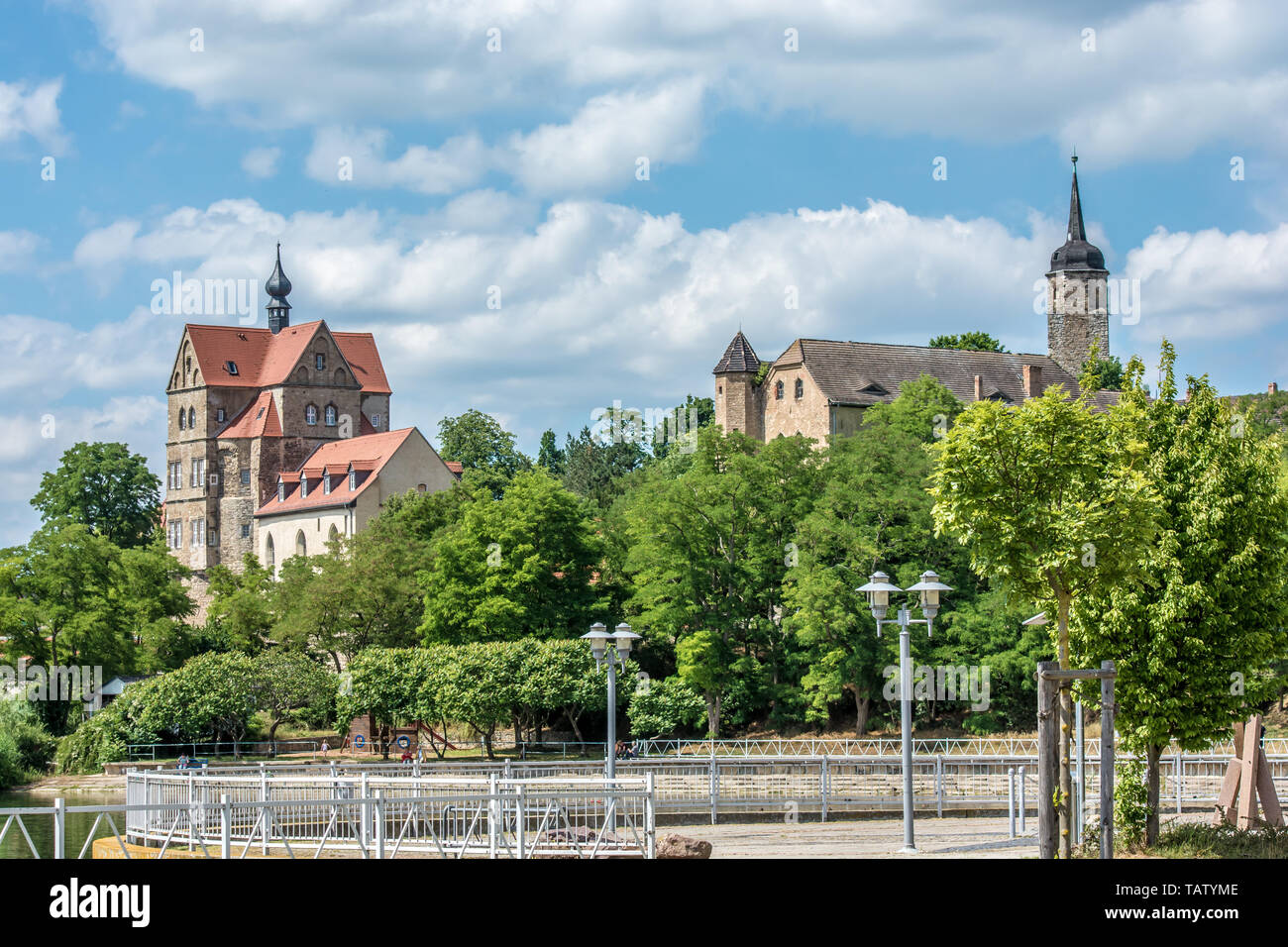 Schloss Seeburg mit Uferpromenade von Seeburg in Mitteldeutschland