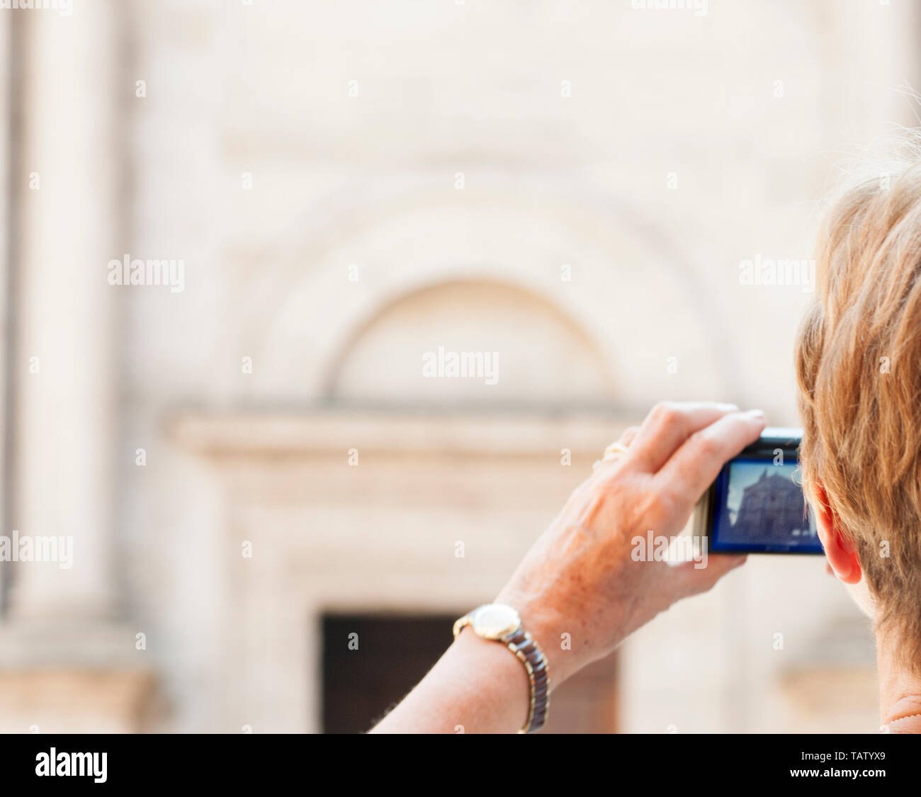 Detail einer reifen Frau ist Fotografieren eine Kirche in der Toskana Stockfoto