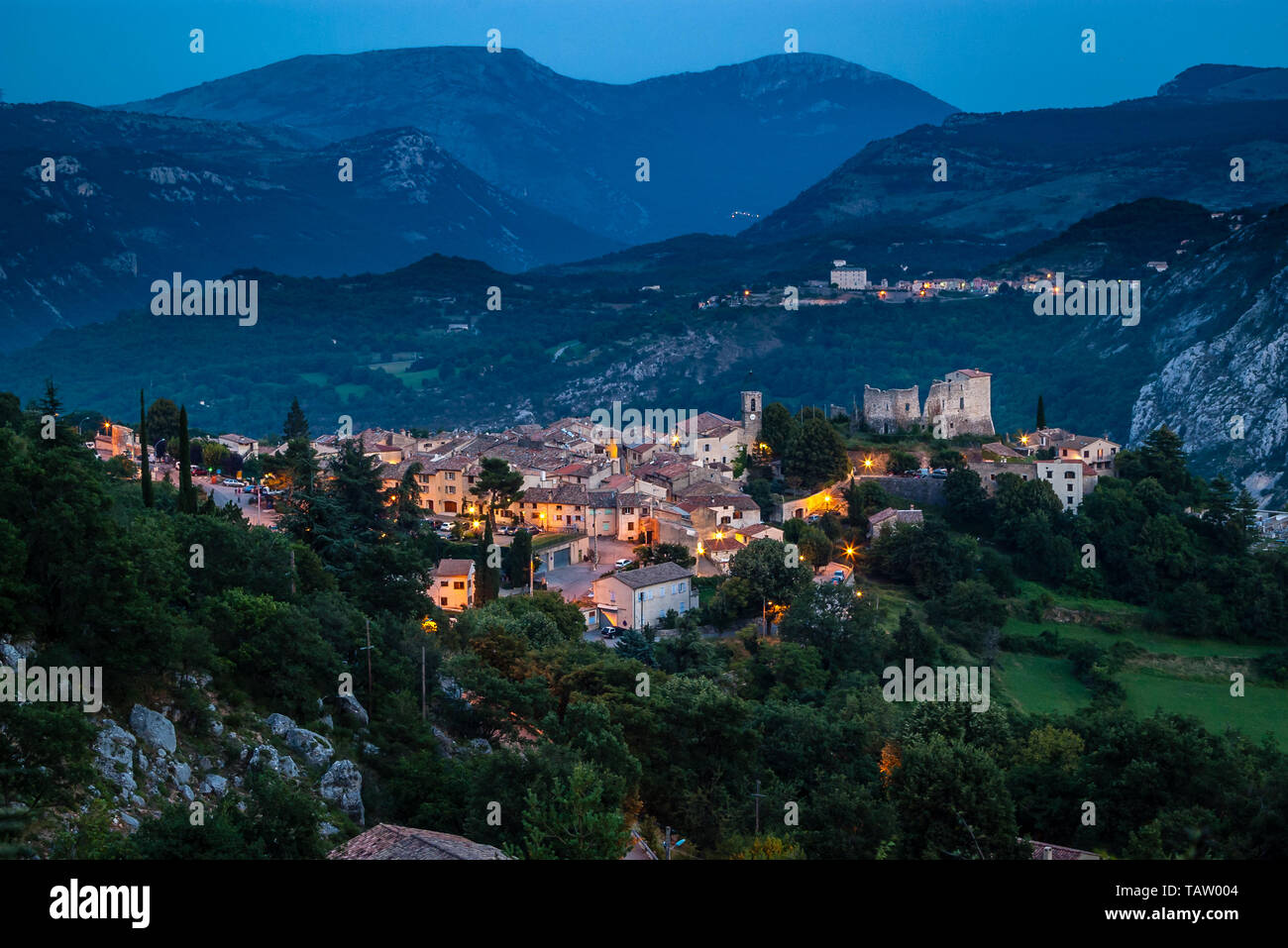 Greolieres ist ein mittelalterliches Dorf mit zwei Burgen noch sichtbar, engen Gassen mit typischen Häuser der provenzalischen Berge gesäumt ist. Stockfoto