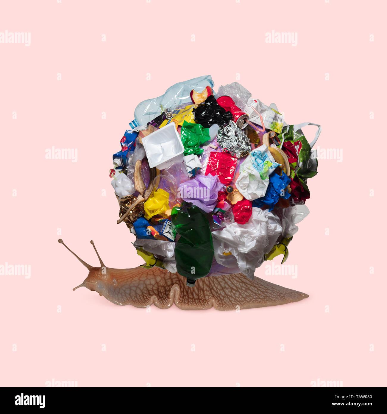 Eine Schnecke mit dem großen Haufen Müll gegen trendy Coral Hintergrund. Negative Platz Ihr Text einzufügen. Modernes Design. Zeitgenössische Kunst Collage. Co Stockfoto