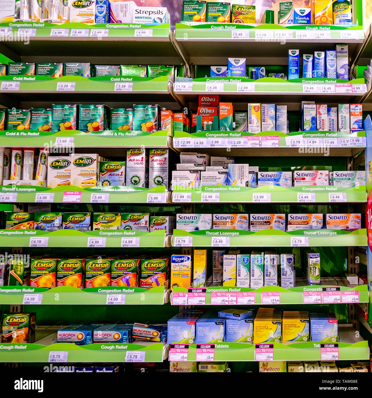 Auswahl von Over the Counter Cold and Flu Medicines, die in Großbritannien ohne ärztliche Verschreibung erhältlich sind. Stockfoto