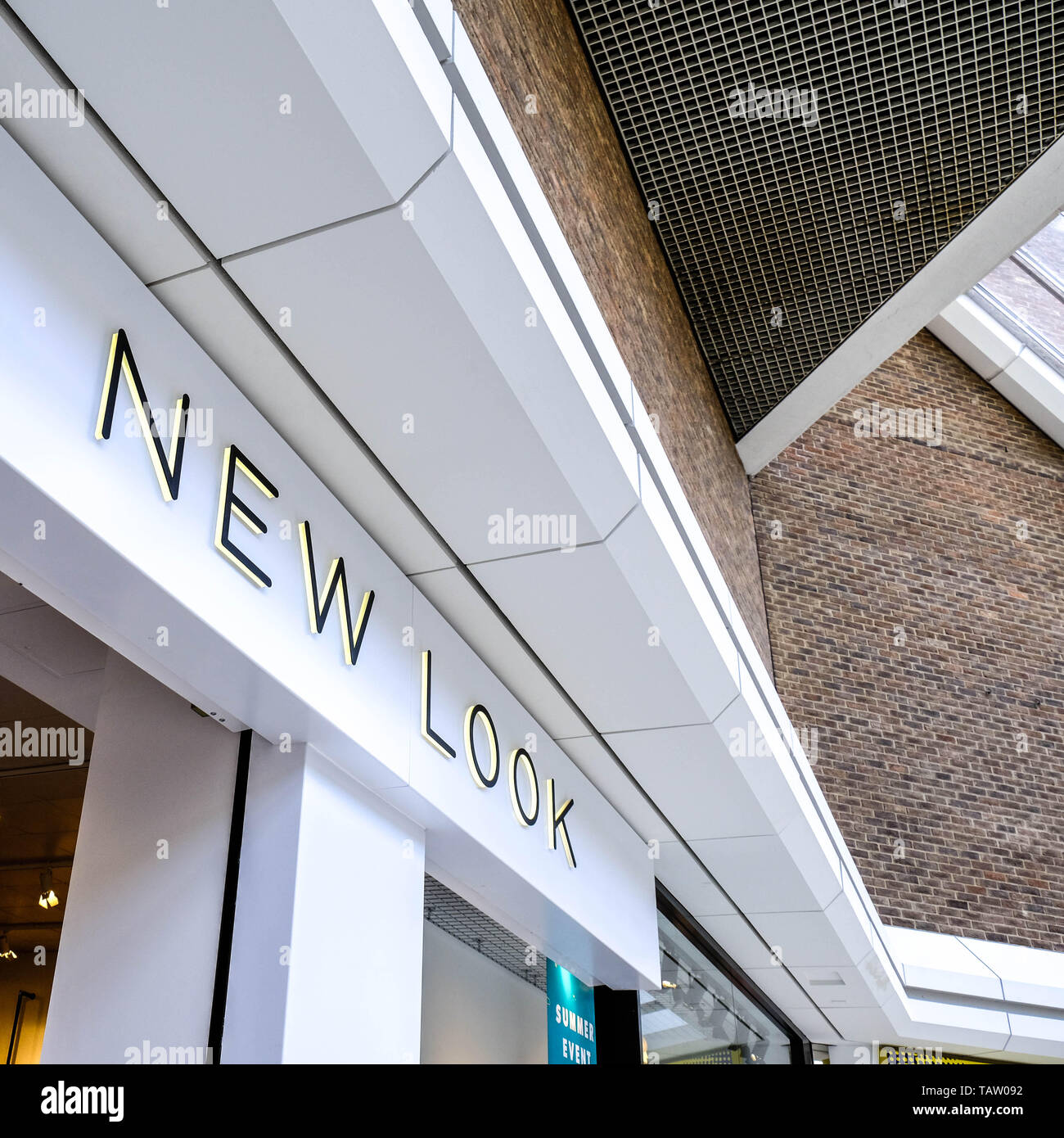 High Street Fashion Retailer Neue einen Umsatz von £ 1,3 Mrd. im Jahr 2018 mit einem bereinigten Operativen Verlust von £ 74,3 Mio. spiegelt das Harte T Stockfoto