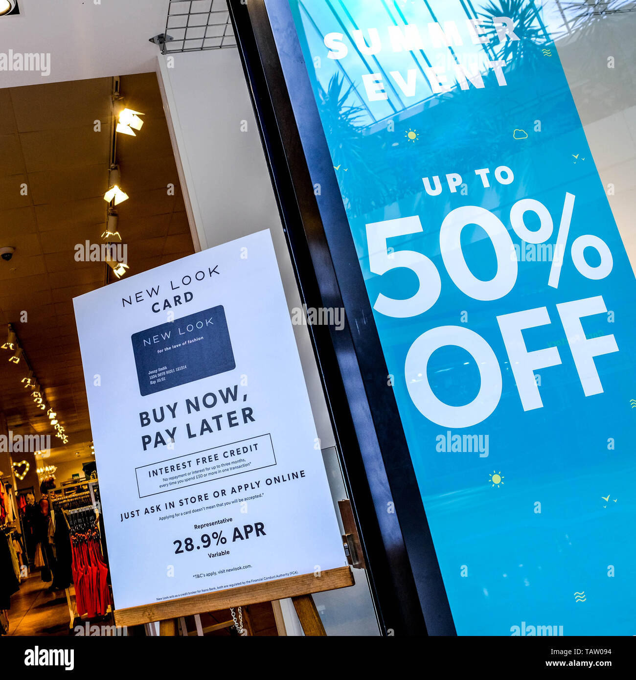 High Street Fashion Retailer Neue einen Umsatz von £ 1,3 Mrd. im Jahr 2018 mit einem bereinigten Operativen Verlust von £ 74,3 Mio. spiegelt das Harte T Stockfoto