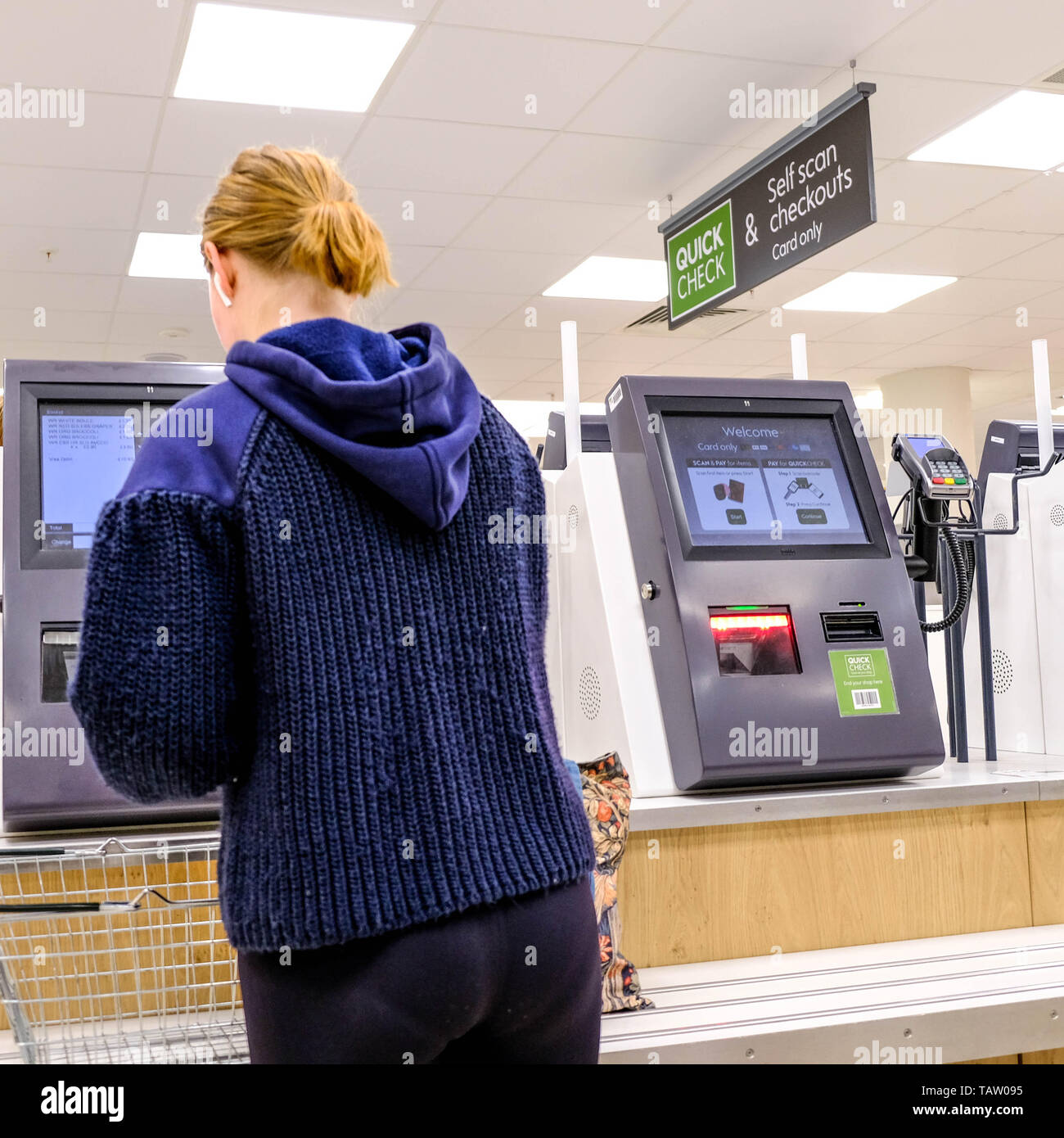Frau, die Zahlung an einem automatischen Check-Out in der Supermarkt Waitrose, deren Umsatz für 2018 von über £ 6 Mrd. überschritten, Stockfoto