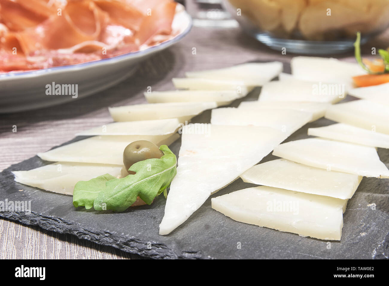 Hartkäse nächste Einige iberischen Schinken bereit für typische Spanische tapeo. Reisen und Cousin Konzept mit leere Raum für Editor's Text. Stockfoto