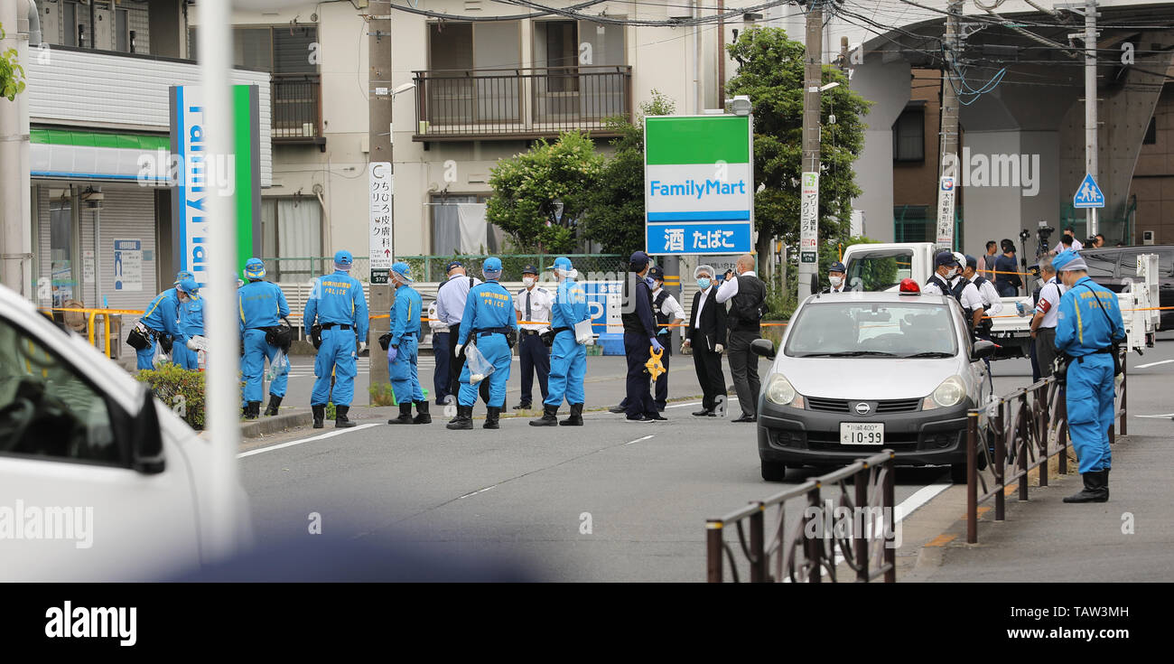 Kawasaki, Japan. 28. Mai 2019. Polizisten rund um die erstechen Standort in einem Wohngebiet in der Nähe von Noborito-Station in Kawasaki City, das westlich von Tokyo liegt, 28. Mai 2019 untersuchen. Polizisten rund um die erstechen Standort in einem Wohngebiet in der Nähe von Noborito-Station in Kawasaki City, das westlich von Tokyo liegt, 28. Mai 2019 untersuchen. Quelle: Xinhua/Alamy leben Nachrichten Stockfoto