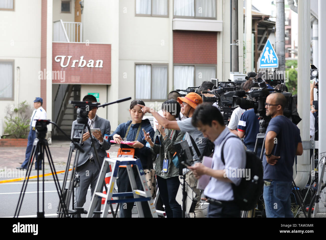 Kawasaki, Japan. 28. Mai 2019. Reporter erfassen rund um die erstechen Standort in einem Wohngebiet in der Nähe von Noborito-Station in Kawasaki City, das westlich von Tokyo liegt, 28. Mai 2019. Eine Grundschule Mädchen und ein Mann in seinem 30s tot nach einem Stechenden Rampage in der Nähe von Japans Hauptstadt Tokio am Dienstag Morgen, die sah auch der Verdächtige sterben eines Selbst verursachte Schädigung, die örtliche Polizei sagte ausgesprochen wurden. Quelle: Xinhua/Alamy leben Nachrichten Stockfoto