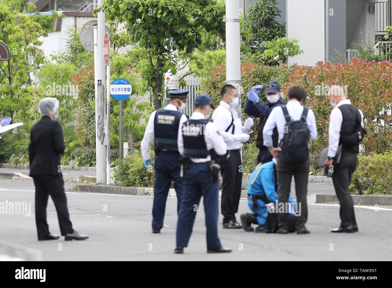 Kawasaki, Japan. 28. Mai 2019. Polizisten rund um die erstechen Standort in einem Wohngebiet in der Nähe von Noborito-Station in Kawasaki City, das westlich von Tokyo liegt, 28. Mai 2019 untersuchen. Eine Grundschule Mädchen und ein Mann in seinem 30s tot nach einem Stechenden Rampage in der Nähe von Japans Hauptstadt Tokio am Dienstag Morgen, die sah auch der Verdächtige sterben eines Selbst verursachte Schädigung, die örtliche Polizei sagte ausgesprochen wurden. Quelle: Xinhua/Alamy leben Nachrichten Stockfoto