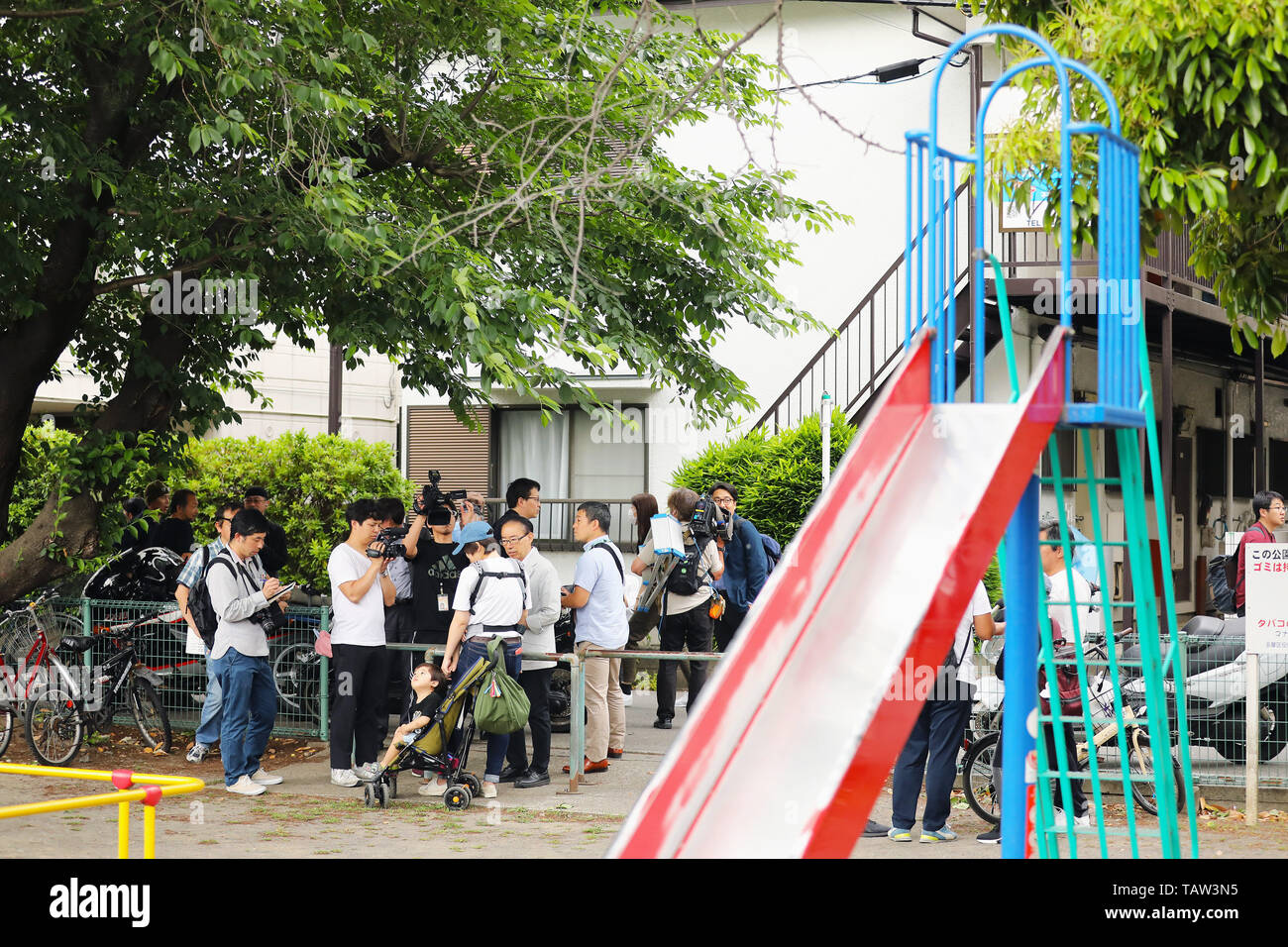 Kawasaki, Japan. 28. Mai 2019. Reporter erfassen rund um die erstechen Standort in einem Wohngebiet in der Nähe von Noborito-Station in Kawasaki City, das westlich von Tokyo liegt, 28. Mai 2019. Eine Grundschule Mädchen und ein Mann in seinem 30s tot nach einem Stechenden Rampage in der Nähe von Japans Hauptstadt Tokio am Dienstag Morgen, die sah auch der Verdächtige sterben eines Selbst verursachte Schädigung, die örtliche Polizei sagte ausgesprochen wurden. Quelle: Xinhua/Alamy leben Nachrichten Stockfoto