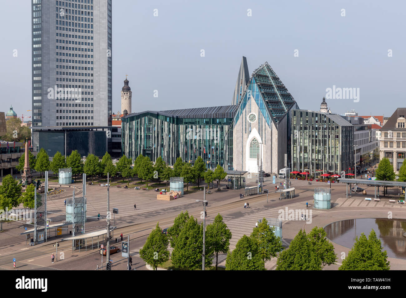 Leipzig, Deutschland. 08 Mai, 2019. Ansicht der Leipziger Augustusplatz mit dem City Tower und das neue Paulinum der Universität Leipzig (VL), am 08.05.2019, die Türme des neuen Rathaus und St. Thomas Kirche in der HG gesehen werden kann. Quelle: Thomas Schulze/dpa-Zentralbild/ZB/dpa/Alamy leben Nachrichten Stockfoto