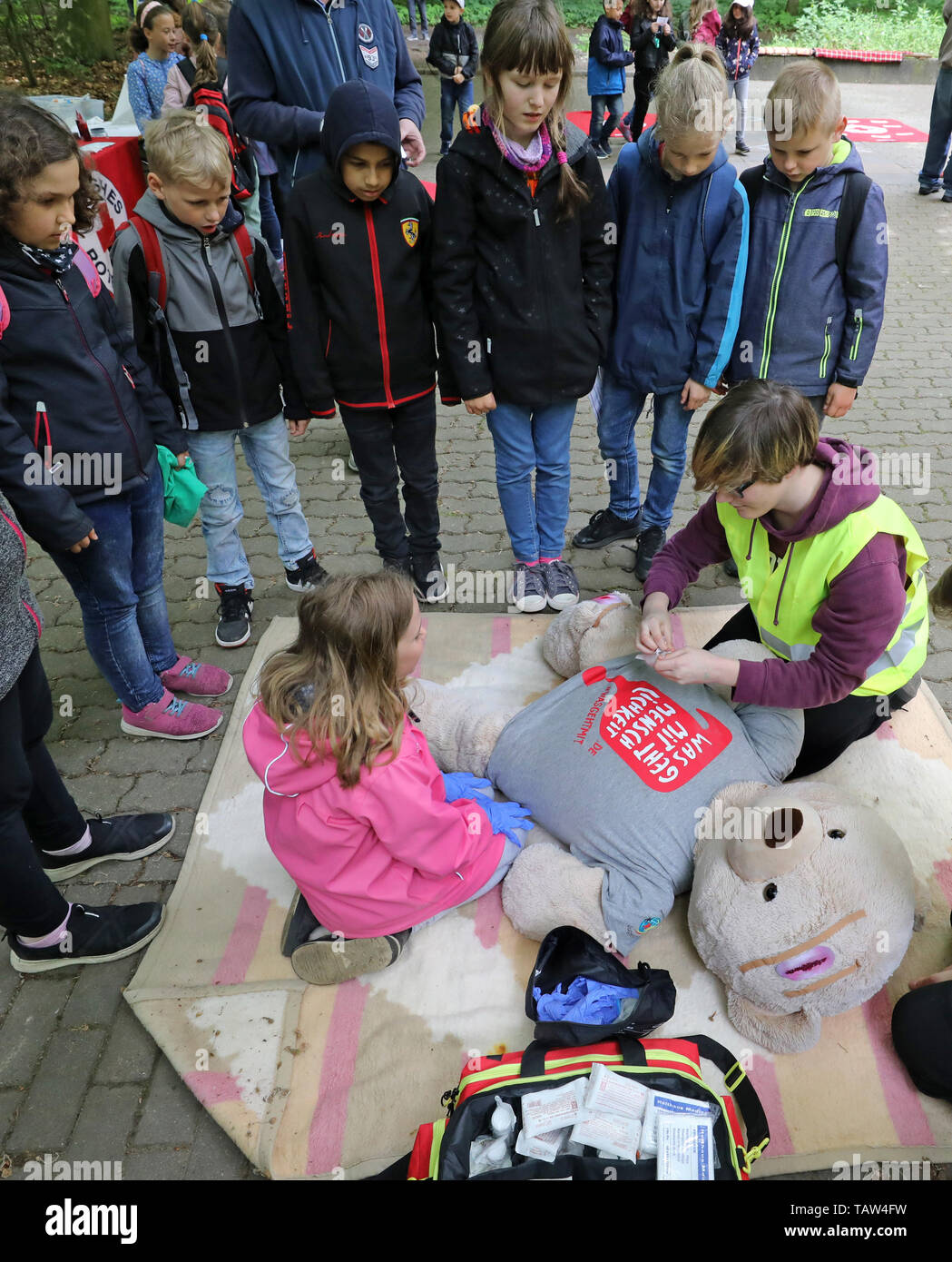 Rostock, Deutschland. 28 Mai, 2019. Bei der traditionellen Sicherheit Tag der Polizei inspektorat Rostock für Grundschüler anlässlich des Tages des Kinder, Schüler der 3.Klasse in der Jugend Verkehr Schule sind für einen verletzten Teddybären zu kümmern. "Notfall - was nun?" lautet das Motto der diesjährigen Veranstaltung. Quelle: Bernd Wüstneck/dpa/Alamy leben Nachrichten Stockfoto