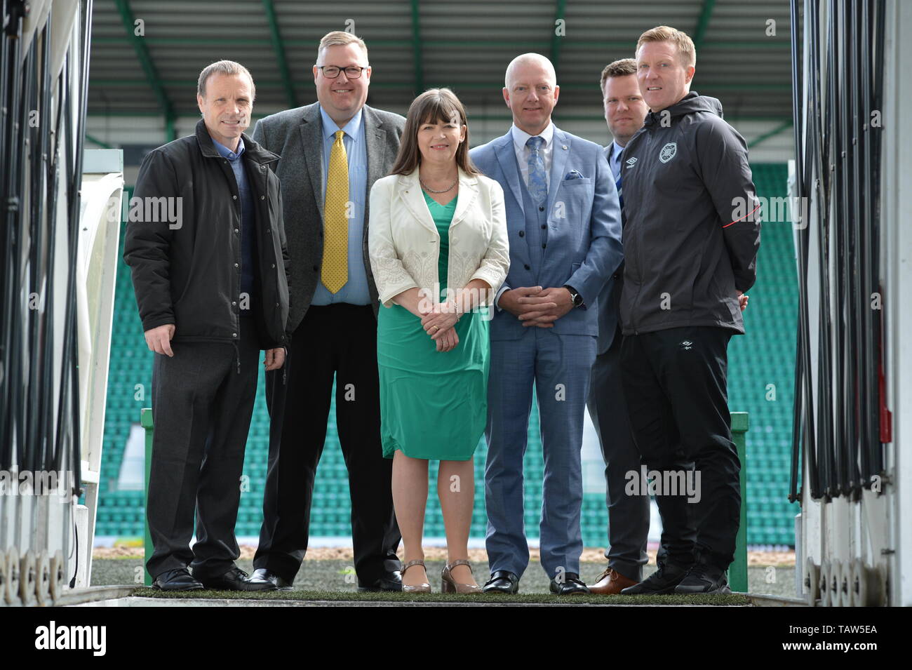 Edinburgh, Großbritannien. 28 Mai, 2019. Bild: (links-rechts) Gary Locke; Clare Haughey; Mickey Wehr. Die psychische Gesundheit Minister wird von den ehemaligen Herzen Gary Locke und ein ehemaliger Hibs player, sowie Vertreter der SPFL und Partnerorganisationen verbunden werden. Psychische Gesundheit Minister Clare Haughey starten es neue mentale Gesundheit und Suizidprävention Ausbildung bei Hibernian Football Club. Alle 42 schottischen Premier Football League (SPFL) Vereine haben sich verpflichtet, die Ausbildung für alle Spieler und Mitarbeiter. Credit: Colin Fisher/Alamy leben Nachrichten Stockfoto