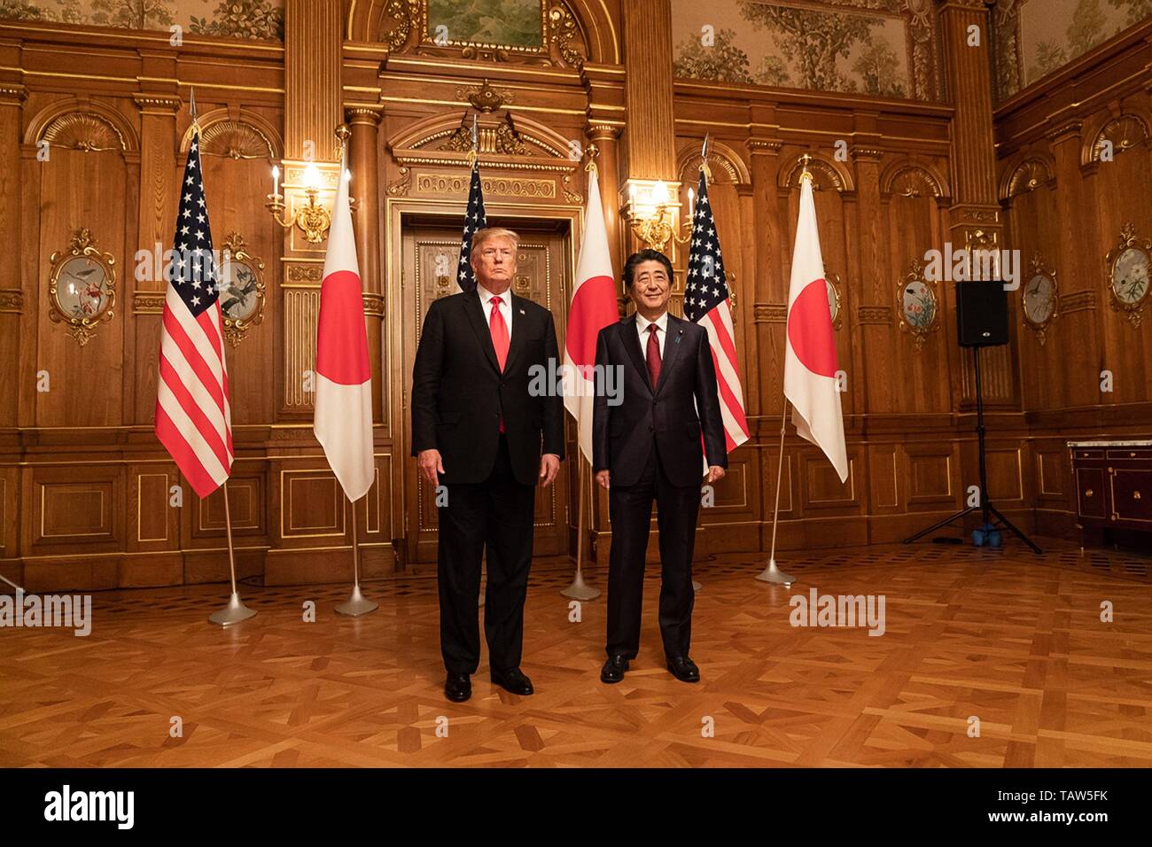 Us-Präsident Donald Trump und der japanische Ministerpräsident Shinzo Abe posieren für Fotos vor der bilateralen Treffen im Akasaka Palast am 27. Mai 2019 in Tokio, Japan. Stockfoto
