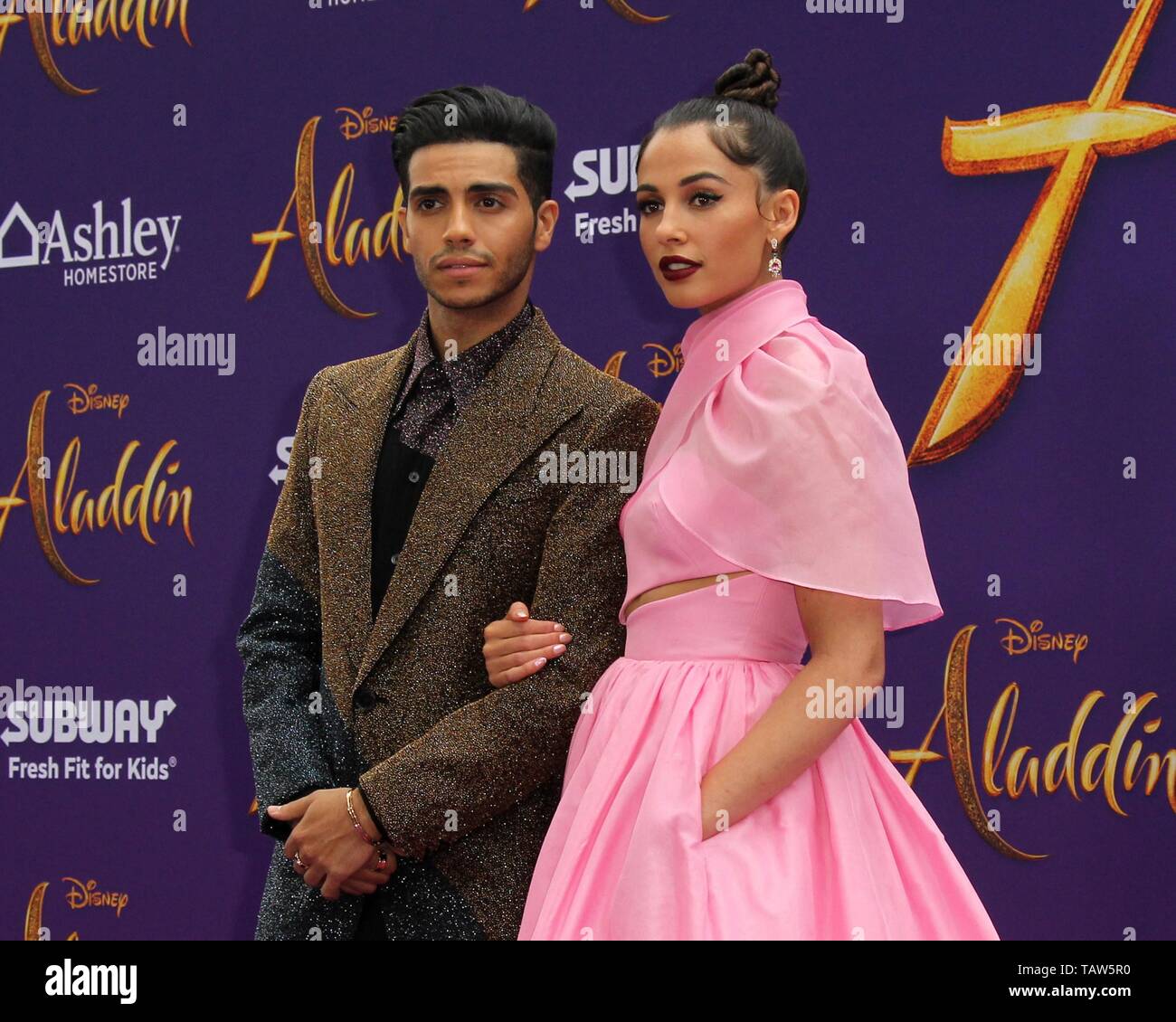 Mena Massoud, Naomi Scott in der Ankunftshalle für Aladdin Premiere, El Capitan Theatre, Los Angeles, CA 21. Mai 2019. Foto von: Priscilla Grant/Everett Collection Stockfoto