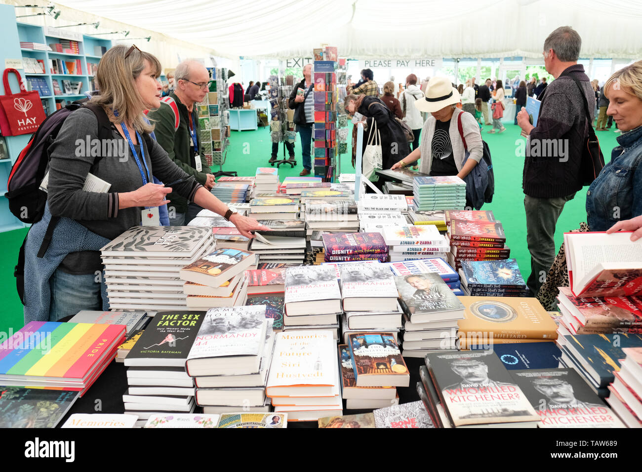 Hay Festival, Heu auf Wye, Powys, Wales, Großbritannien - Dienstag, den 28. Mai 2019 - Besucher die vielen tausend neue Bücher durchsuchen auf Verkauf in das Festival Buchhandlung zwischen Ereignissen und Lautsprecher an der Hay Festival. Foto Steven Mai/Alamy leben Nachrichten Stockfoto