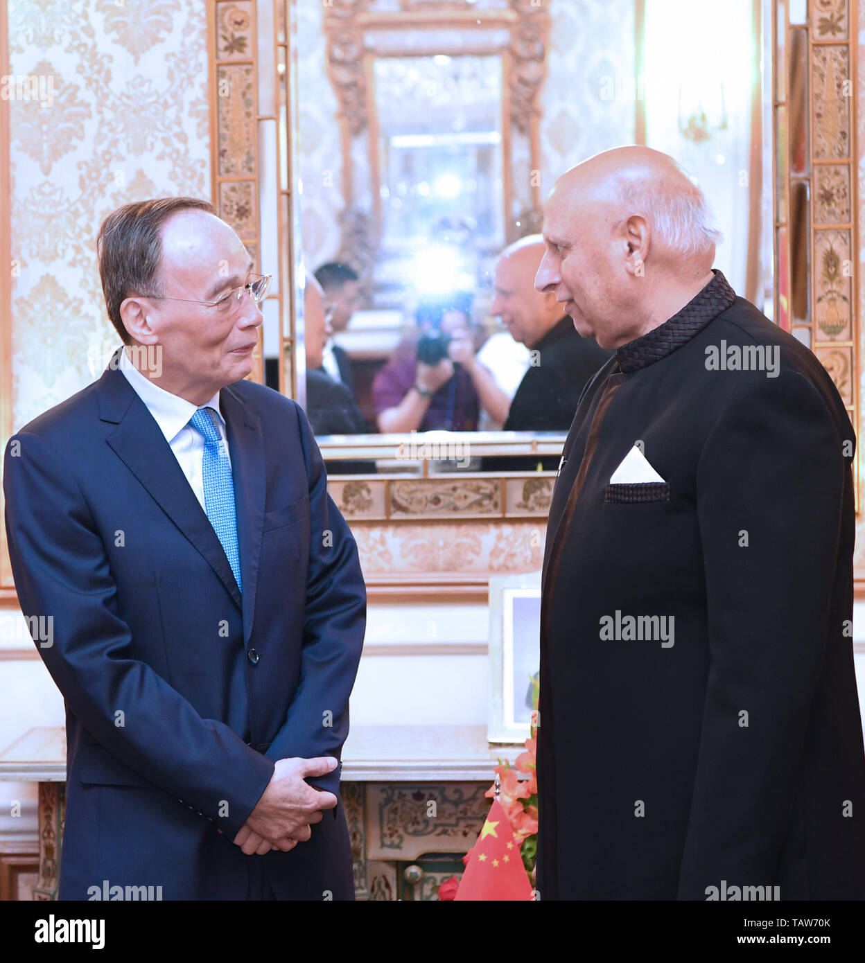 Islamabad. 27. Mai, 2019. Chinesische Vizepräsident Wang Qishan (L) trifft sich mit dem Gouverneur der Provinz Punjab Chaudhary Muhammad Sarwar, 27. Mai 2019. Wang Qishan besucht Pakistan von Sonntag bis Dienstag und organisierten Treffen mit pakistanischen Präsidenten Arif Alvi und Premierminister Imran Khan bzw. auf die weitere Stärkung der bilateralen Beziehungen. Quelle: Rao Aimin/Xinhua/Alamy leben Nachrichten Stockfoto