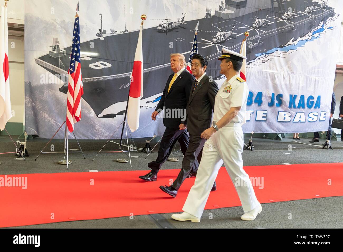 Us-Präsident Donald Trump kam vom japanischen Premierminister Shinzo Abe, Mitte, kommt an Bord der japanischen Self Defense Force Schiff der Marine JS Kaga am 28 Mai, 2019 in Yokosuka, Japan. Stockfoto