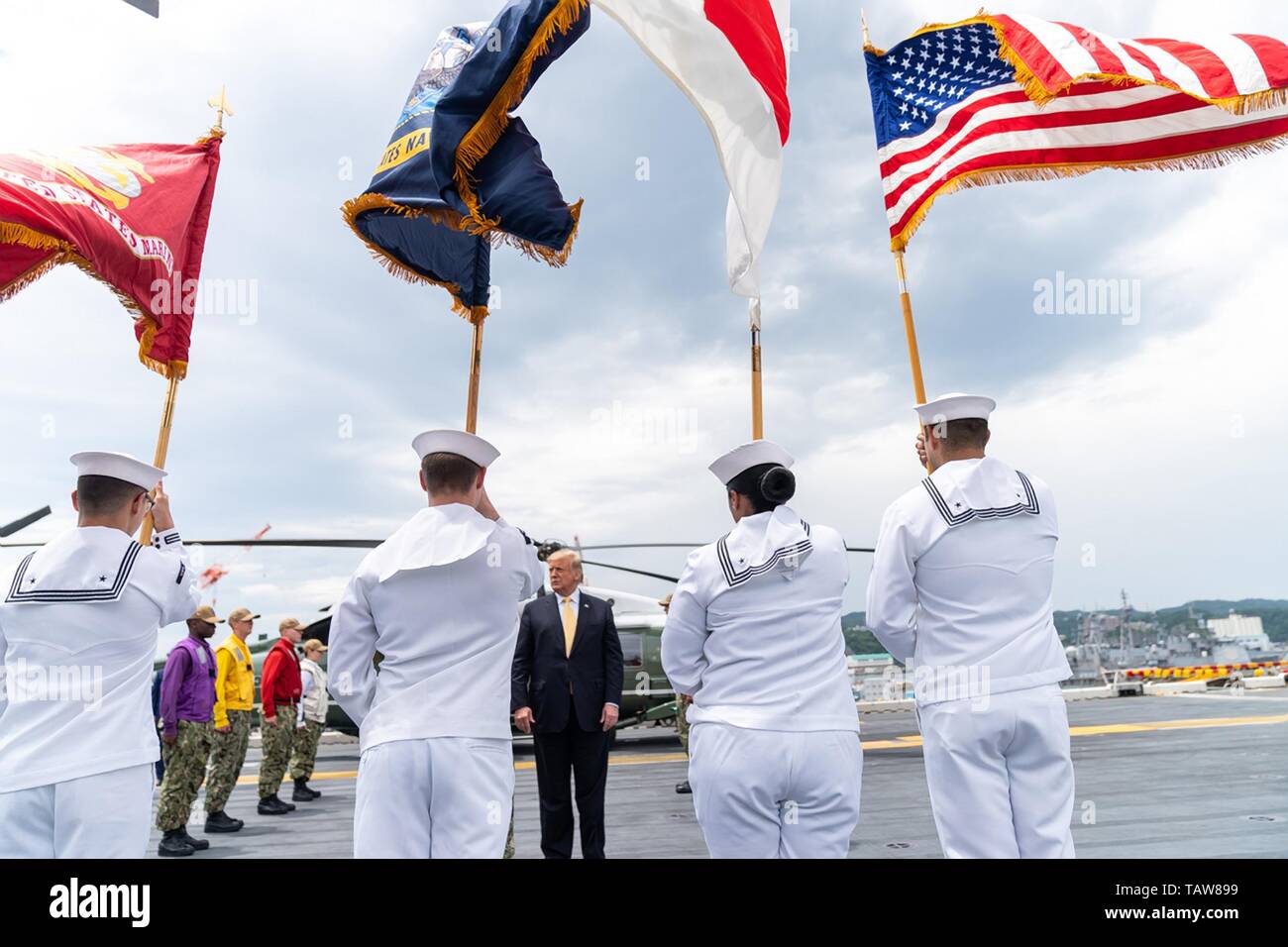 Us-Präsident Donald Trump ist durch eine naval Ehrengarde begrüßt, als er an Bord der U.S. Navy multipurpose Amphibious Assault ship USS Wasp 28. Mai 2019 in Yokosuka, Japan ankommt. Stockfoto