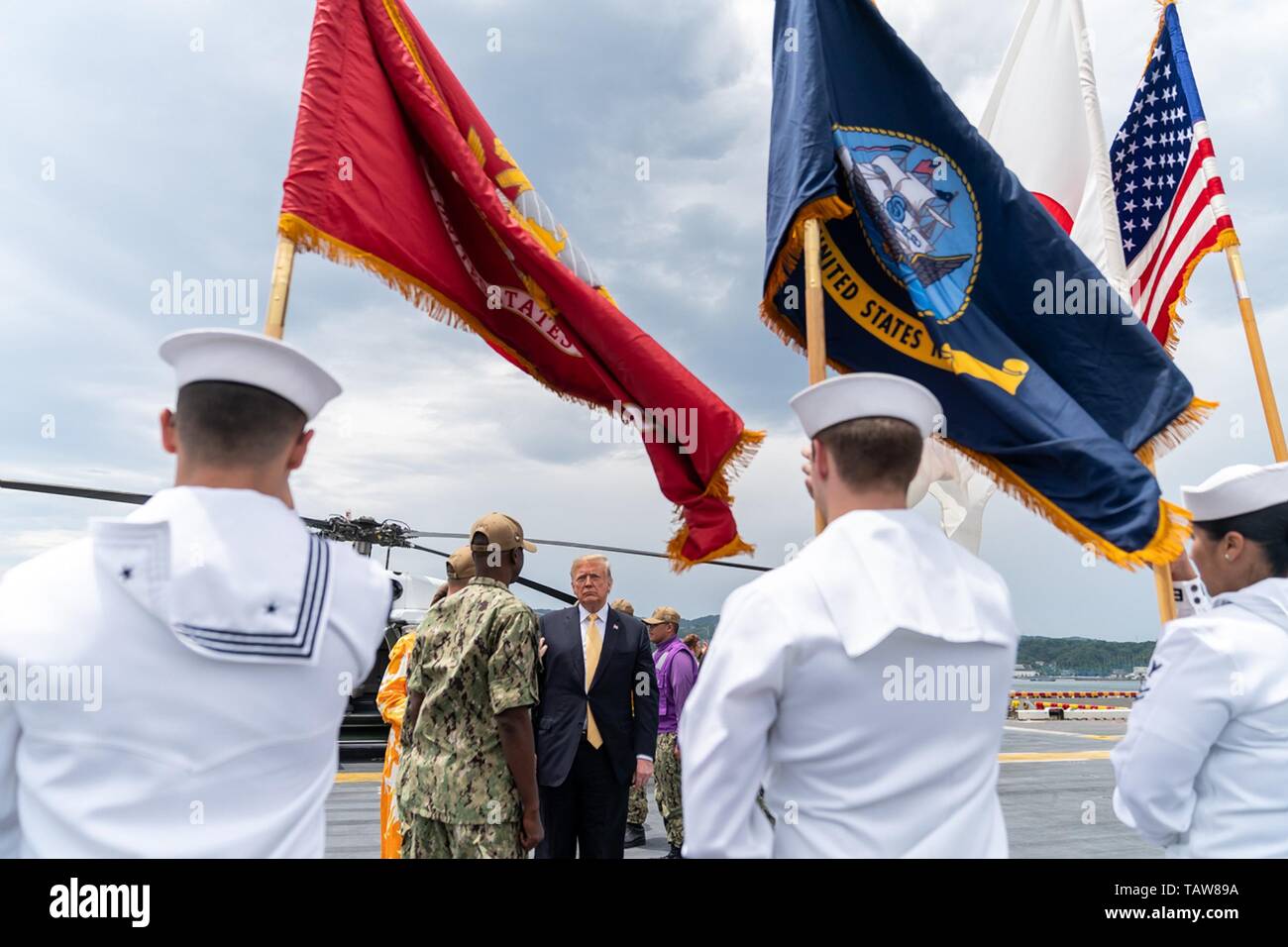 Us-Präsident Donald Trump ist durch eine naval Ehrengarde begrüßt, als er an Bord der U.S. Navy multipurpose Amphibious Assault ship USS Wasp 28. Mai 2019 in Yokosuka, Japan ankommt. Stockfoto