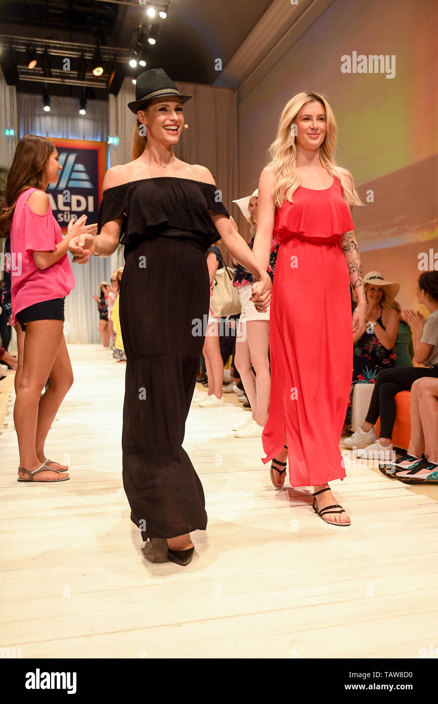 München, Deutschland. 28 Mai, 2019. Die Modelle Michelle Hunziker (l) und Irland Basinger Baldwin südlich über den Laufsteg bei der Modenschau der Discounter Aldi gehen. Die aktuelle Beach Fashion Kollektion auf der Fashion Show präsentiert werden. Quelle: Tobias Hase/dpa/Alamy leben Nachrichten Stockfoto